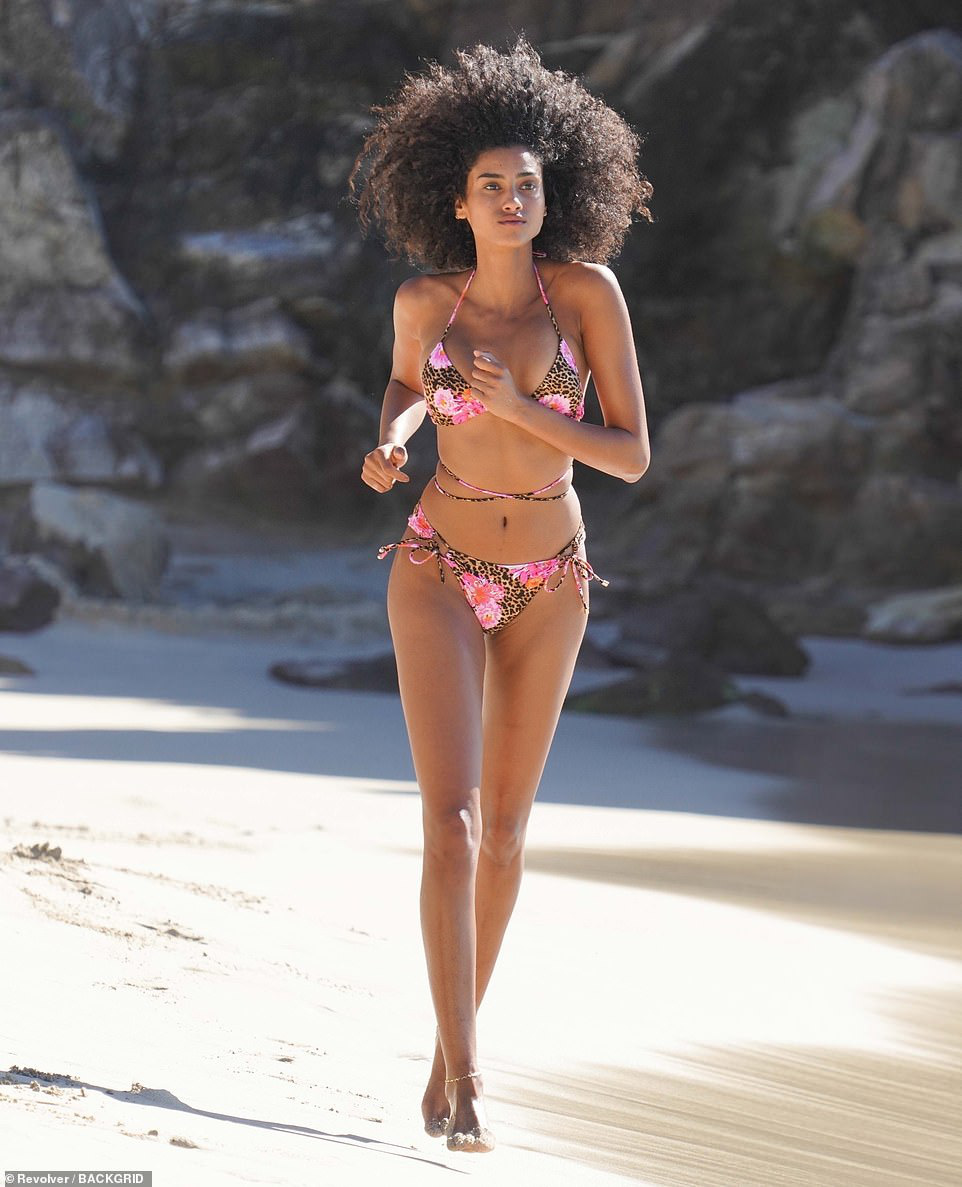 Siêu mẫu Imaan Hammam khoe dáng với bikini - Ảnh 1.