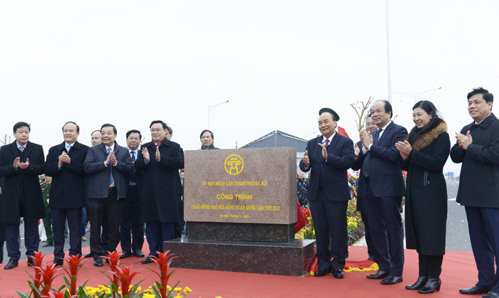Thủ tướng cắt băng khánh thành nút giao thông quan trọng của Thủ đô - Ảnh 2.