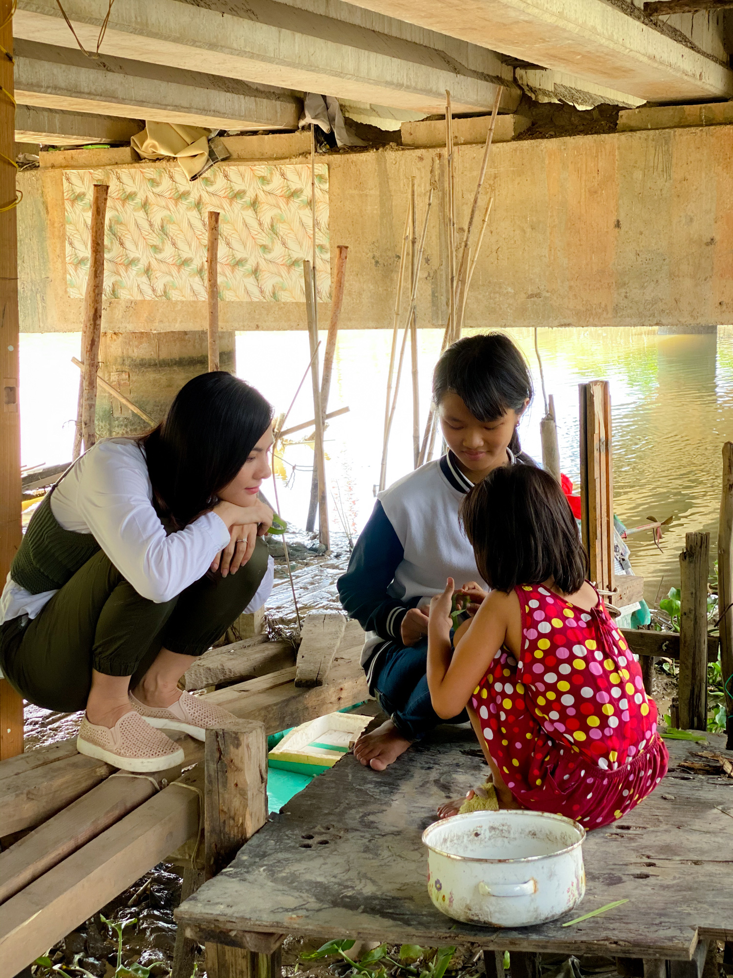 Clip: V&acirc;n Trang lang thang b&aacute;n c&aacute; b&oacute;ng h&agrave;ng rong gi&uacute;p đỡ gia đ&igrave;nh ch&agrave;i lưới v&ocirc; gia cư - Ảnh 7.