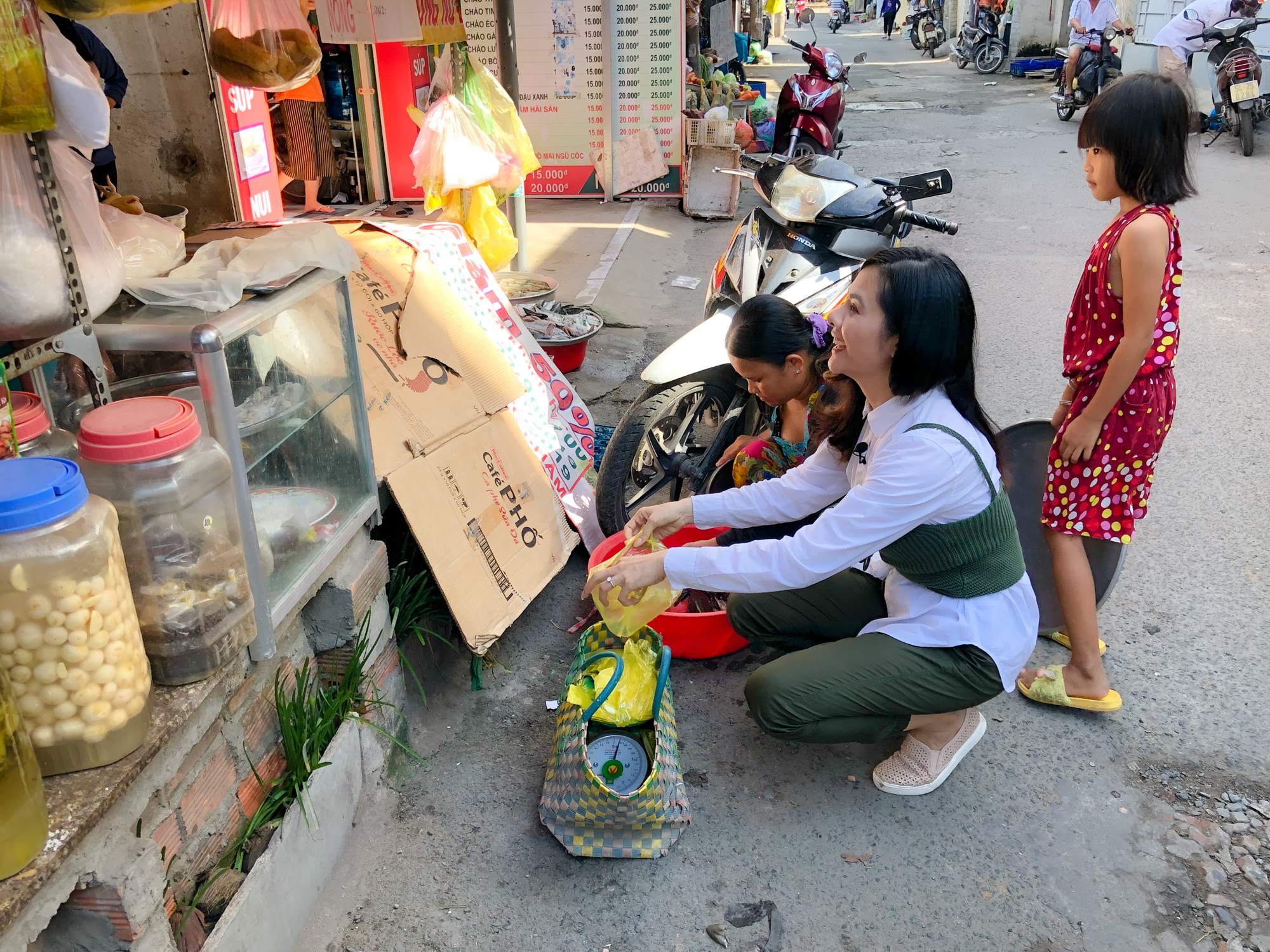 Clip: Vân Trang lang thang bán cá bóng hàng rong giúp đỡ gia đình chài lưới vô gia cư