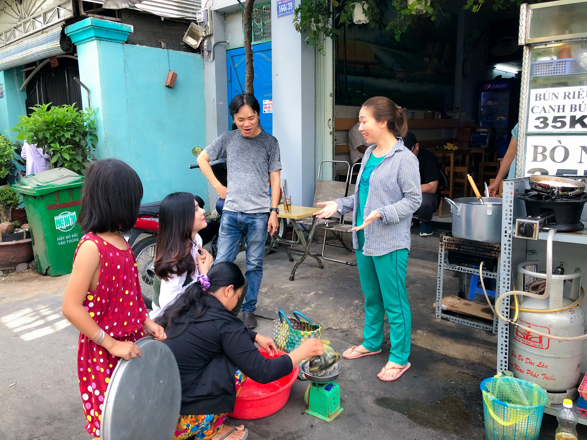 Clip: V&acirc;n Trang lang thang b&aacute;n c&aacute; b&oacute;ng h&agrave;ng rong gi&uacute;p đỡ gia đ&igrave;nh ch&agrave;i lưới v&ocirc; gia cư - Ảnh 4.