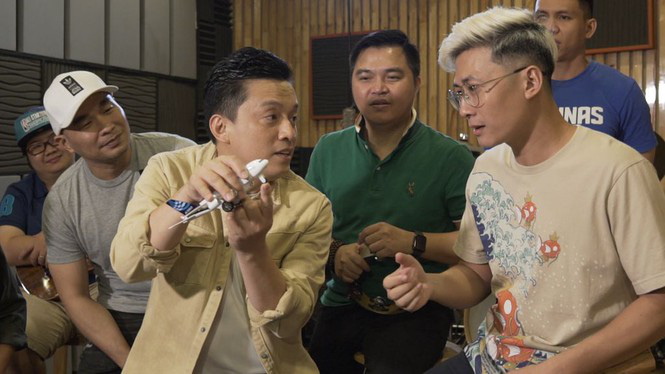 Lam Trường "choáng váng" vì được nhóm MTV mời hát với nhạc cụ là vali, máy bay đồ chơi