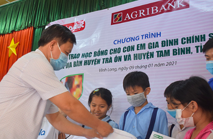 Trao 100 suất học bổng cho con em gia đ&igrave;nh ch&iacute;nh s&aacute;ch tại Vĩnh Long - Ảnh 2.