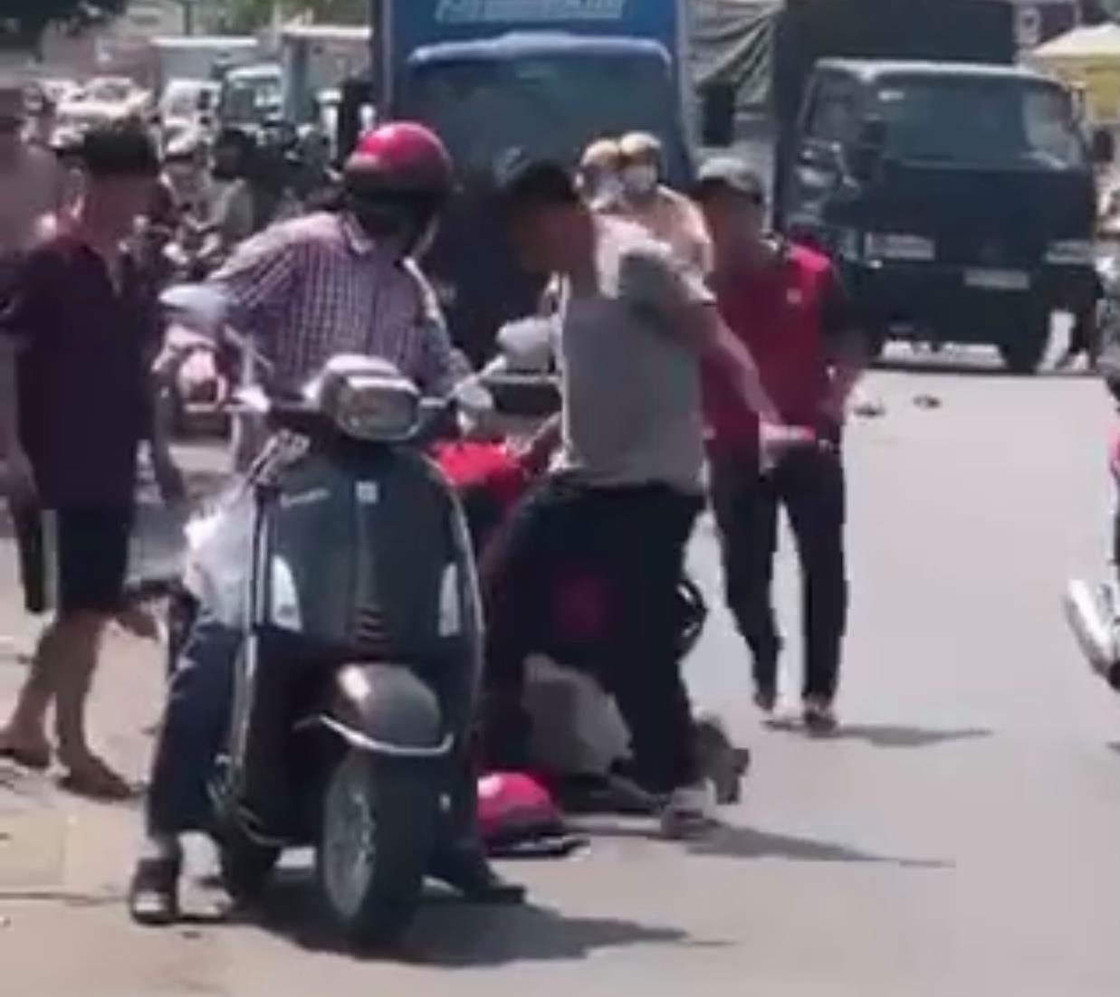 Clip: Người đ&agrave;n &ocirc;ng cầm dao ch&eacute;m xe kh&aacute;ch, bị đ&aacute;nh d&atilde; man - Ảnh 2.