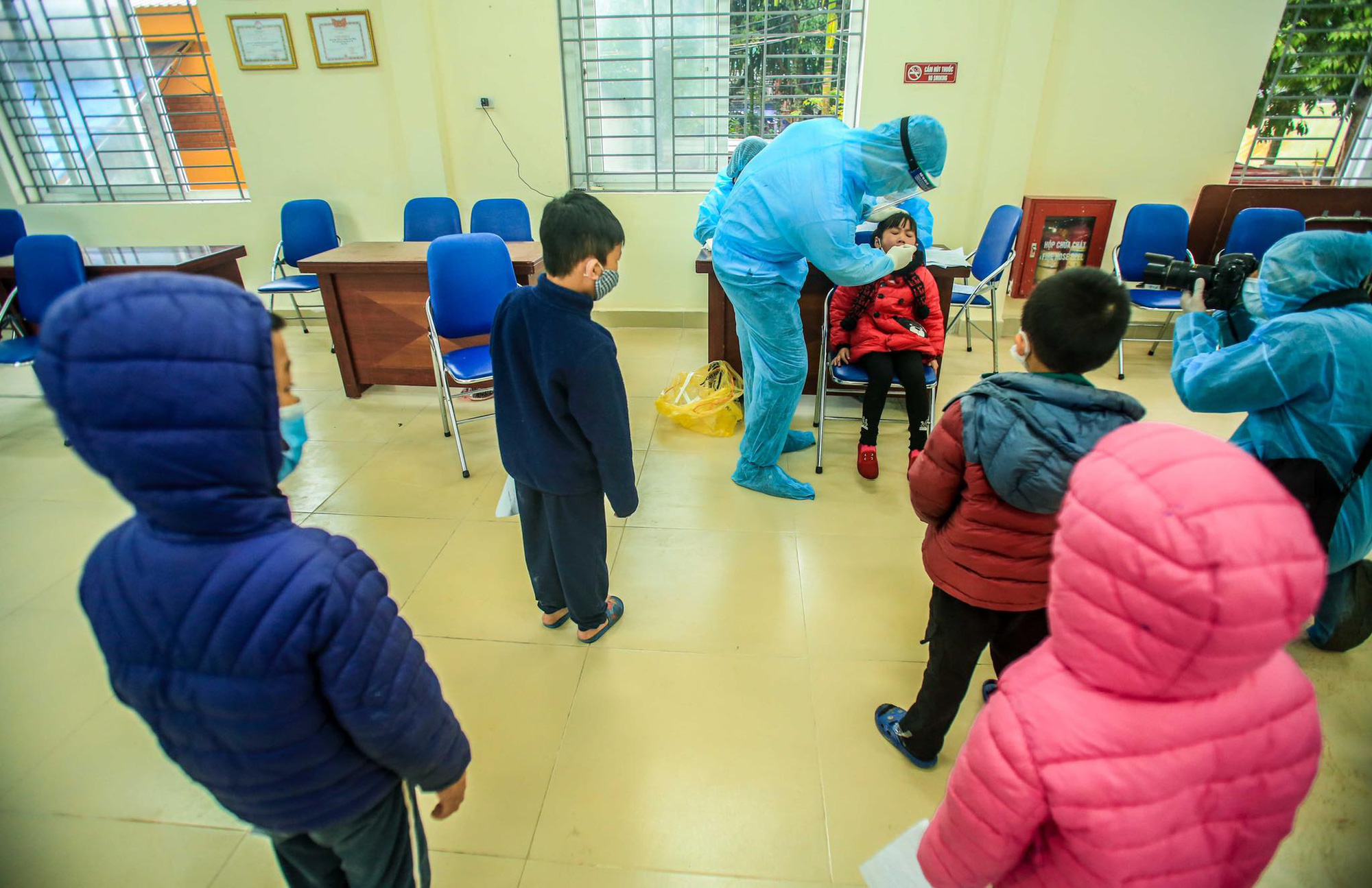 B&iacute; thư Vương Đ&igrave;nh Huệ kiểm tra đột xuất nơi c&aacute;ch ly hơn 70 gi&aacute;o vi&ecirc;n, học sinh - Ảnh 2.