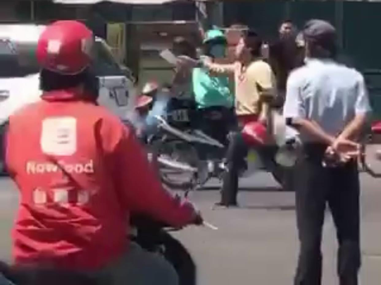 Clip: Người đ&agrave;n &ocirc;ng cầm dao ch&eacute;m xe kh&aacute;ch, bị đ&aacute;nh d&atilde; man - Ảnh 1.