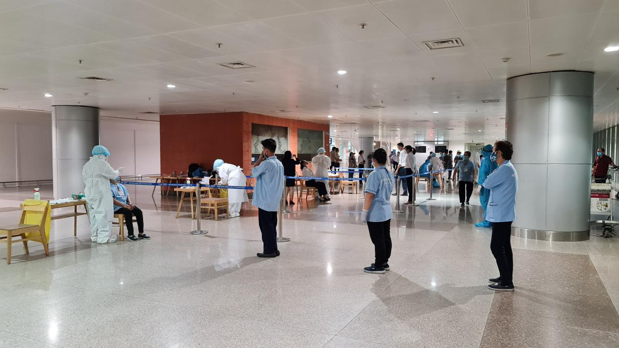 Đã có kết quả xét nghiệm 30 người tiếp xúc nhân viên sân bay mắc Covid-19