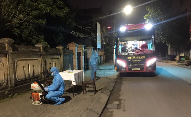 Trốn cách ly về quê ăn Tết, nam thanh niên bị “đón lõng” khi vừa bước xuống xe khách