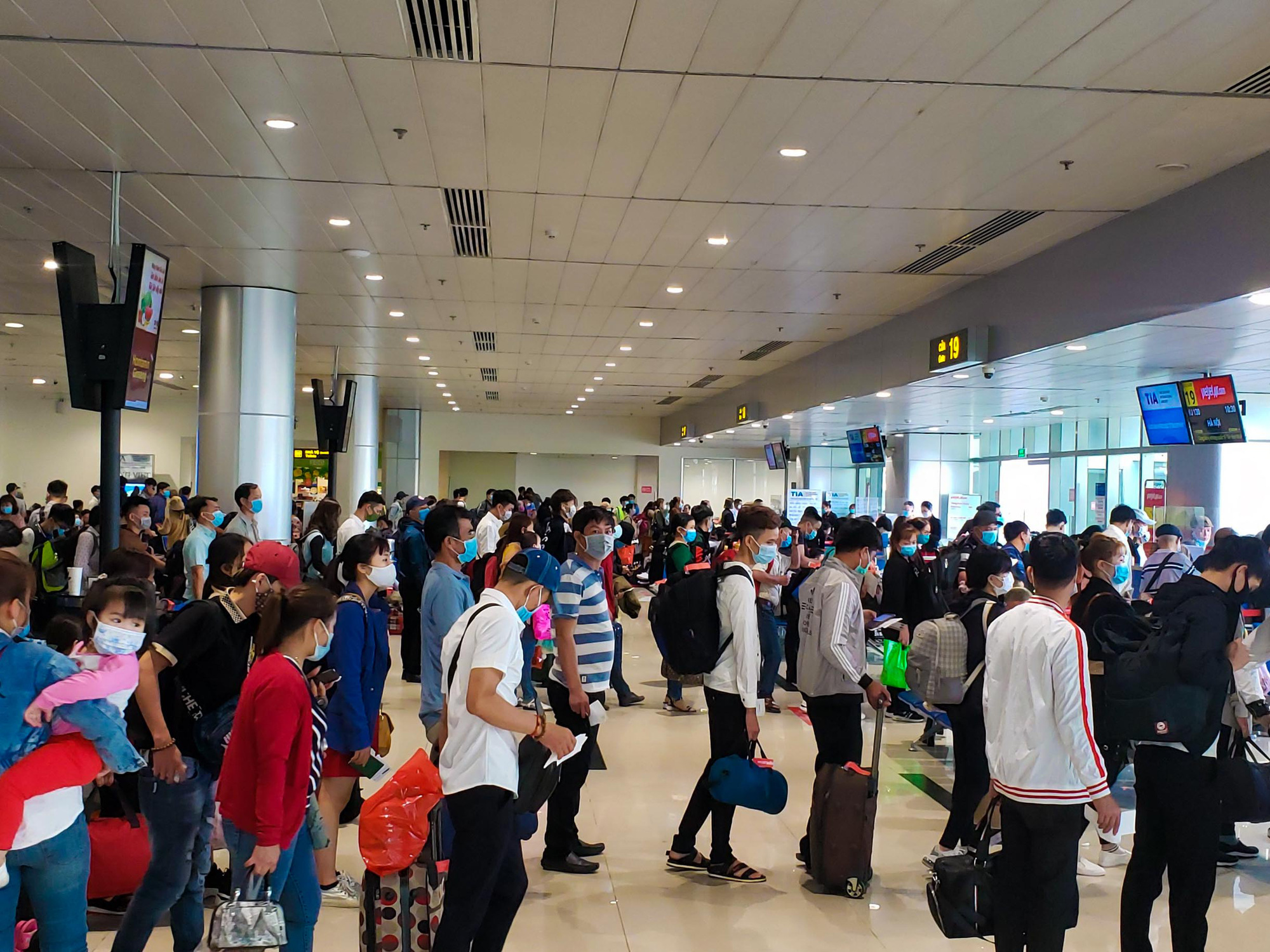 Cận cảnh s&acirc;n bay T&acirc;n Sơn Nhất ng&agrave;y 20 th&aacute;ng Chạp  - Ảnh 9.