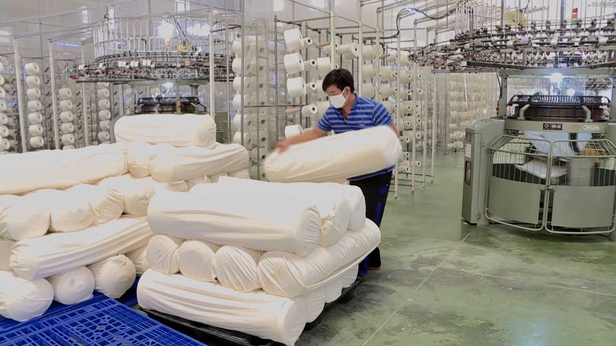 Doanh nghiệp Việt chi 180 tỉ đồng mở nhà máy làm nguyên liệu để sản xuất khẩu trang