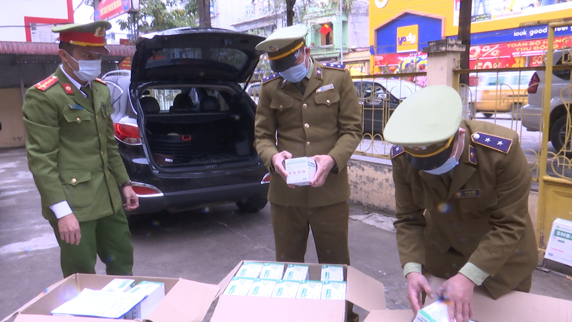 "Phù phép" lô khẩu trang hết hạn để bán cho người tiêu dùng trong dịch Covid-19
