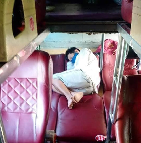 Người đ&agrave;n &ocirc;ng phụ hồ bật kh&oacute;c v&igrave; mất 32 triệu đồng tr&ecirc;n đường về Tết - Ảnh 1.