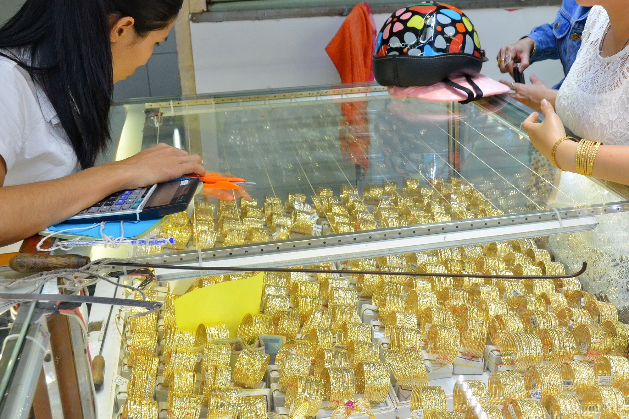 Gi&aacute; v&agrave;ng h&ocirc;m nay 1-2: V&agrave;ng SJC tăng mạnh, USD tiếp tục giảm - Ảnh 1.