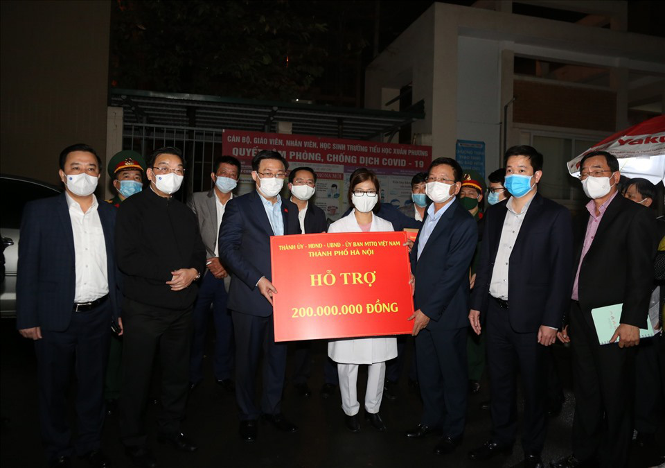 B&iacute; thư Vương Đ&igrave;nh Huệ kiểm tra đột xuất nơi c&aacute;ch ly hơn 70 gi&aacute;o vi&ecirc;n, học sinh - Ảnh 1.