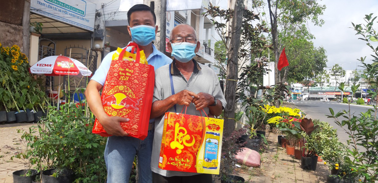 Tết ấm cho người v&ocirc; gia cư trao qu&agrave; cho người d&acirc;n tại Cần Thơ - Ảnh 16.