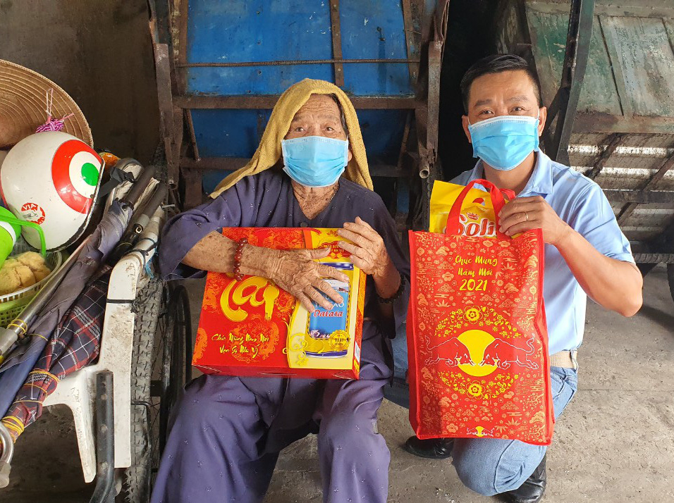 "Tết ấm cho người vô gia cư" trao quà cho người dân tại Cần Thơ