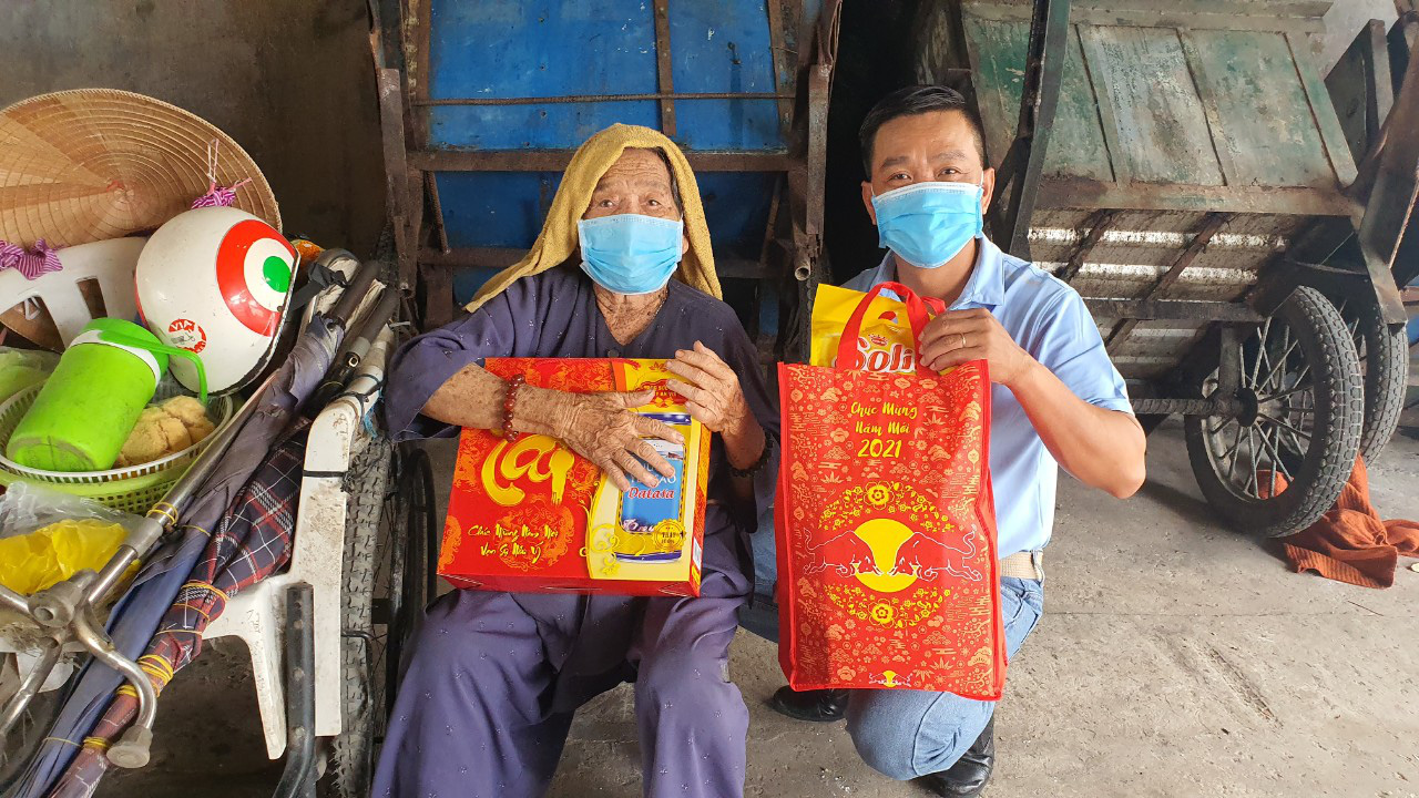 Tết ấm cho người v&ocirc; gia cư trao qu&agrave; cho người d&acirc;n tại Cần Thơ - Ảnh 1.