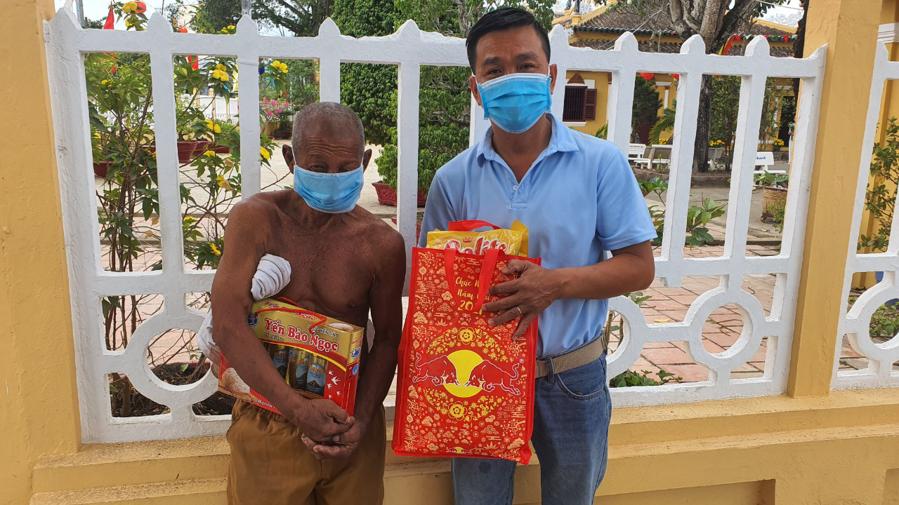 Tết ấm cho người v&ocirc; gia cư trao qu&agrave; cho người d&acirc;n tại Cần Thơ - Ảnh 9.