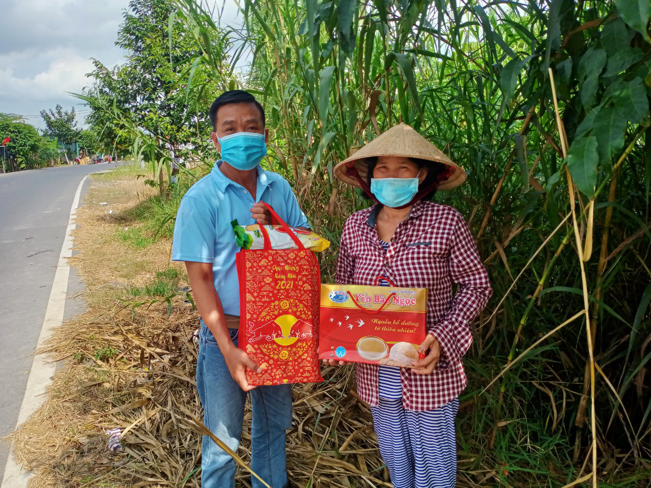 Tết ấm cho người v&ocirc; gia cư trao qu&agrave; cho người d&acirc;n tại Cần Thơ - Ảnh 18.