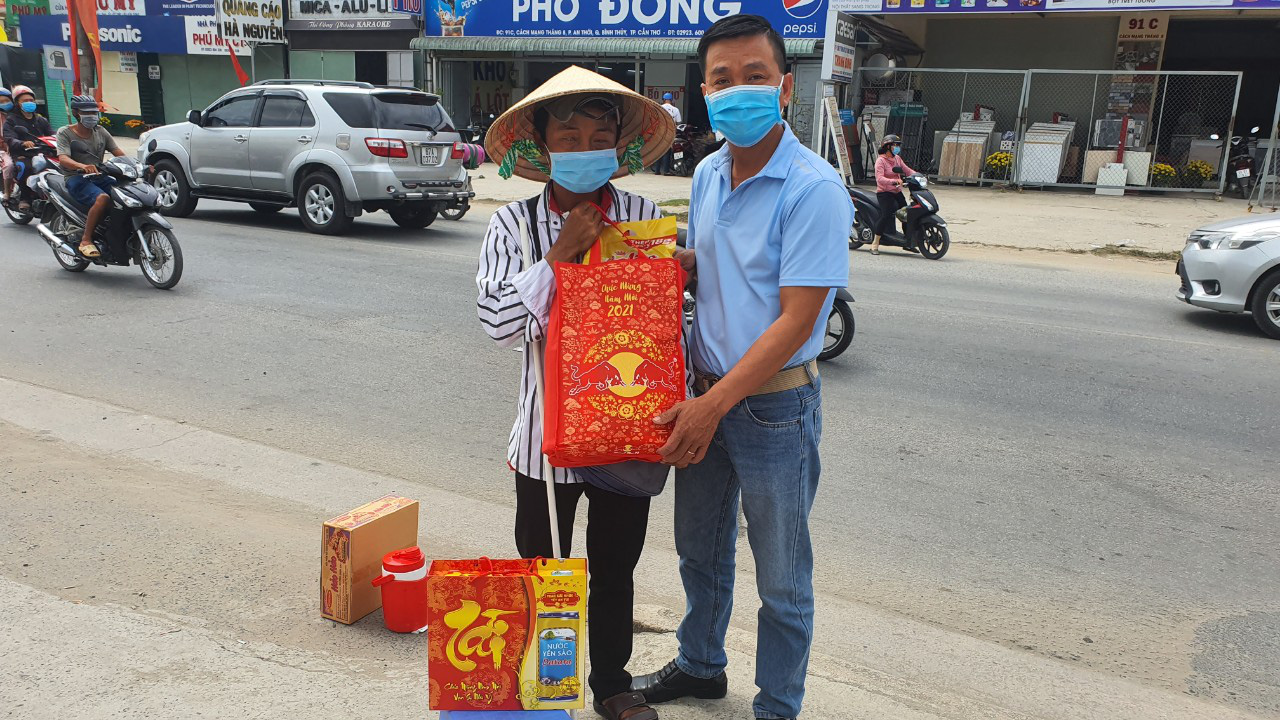 Tết ấm cho người v&ocirc; gia cư trao qu&agrave; cho người d&acirc;n tại Cần Thơ - Ảnh 10.