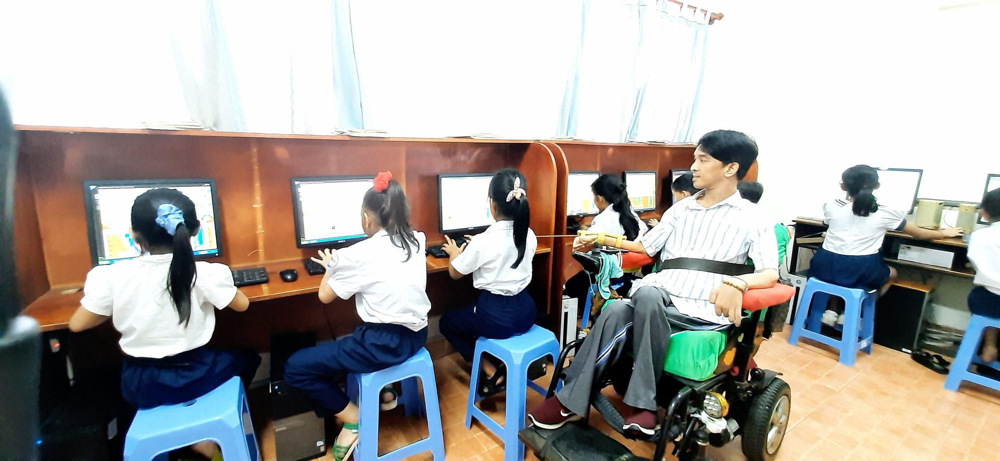 Nghị lực ki&ecirc;n cường của thầy gi&aacute;o ngồi xe lăn - Ảnh 2.