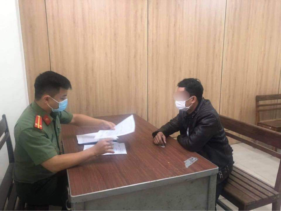 Đỗ xe sai chỗ còn xúc phạm công an quận, người đàn ông bị phạt hơn 13 triệu đồng - Ảnh 2.
