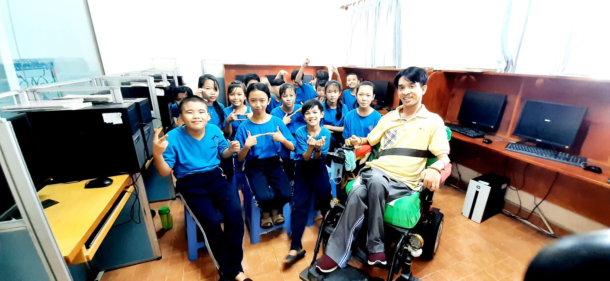 Nghị lực kiên cường của thầy giáo ngồi xe lăn