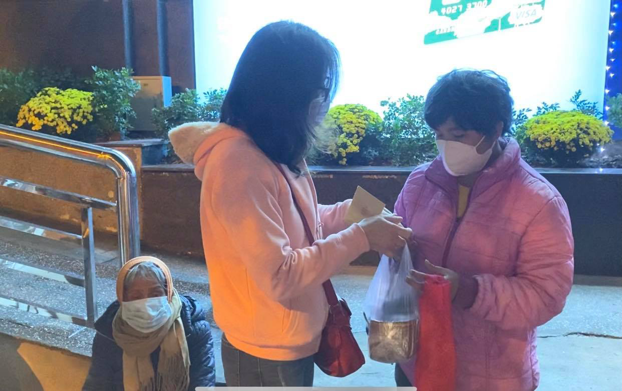 Tết ấm cho người vô gia cư tại Hà Nội - Ảnh 1.