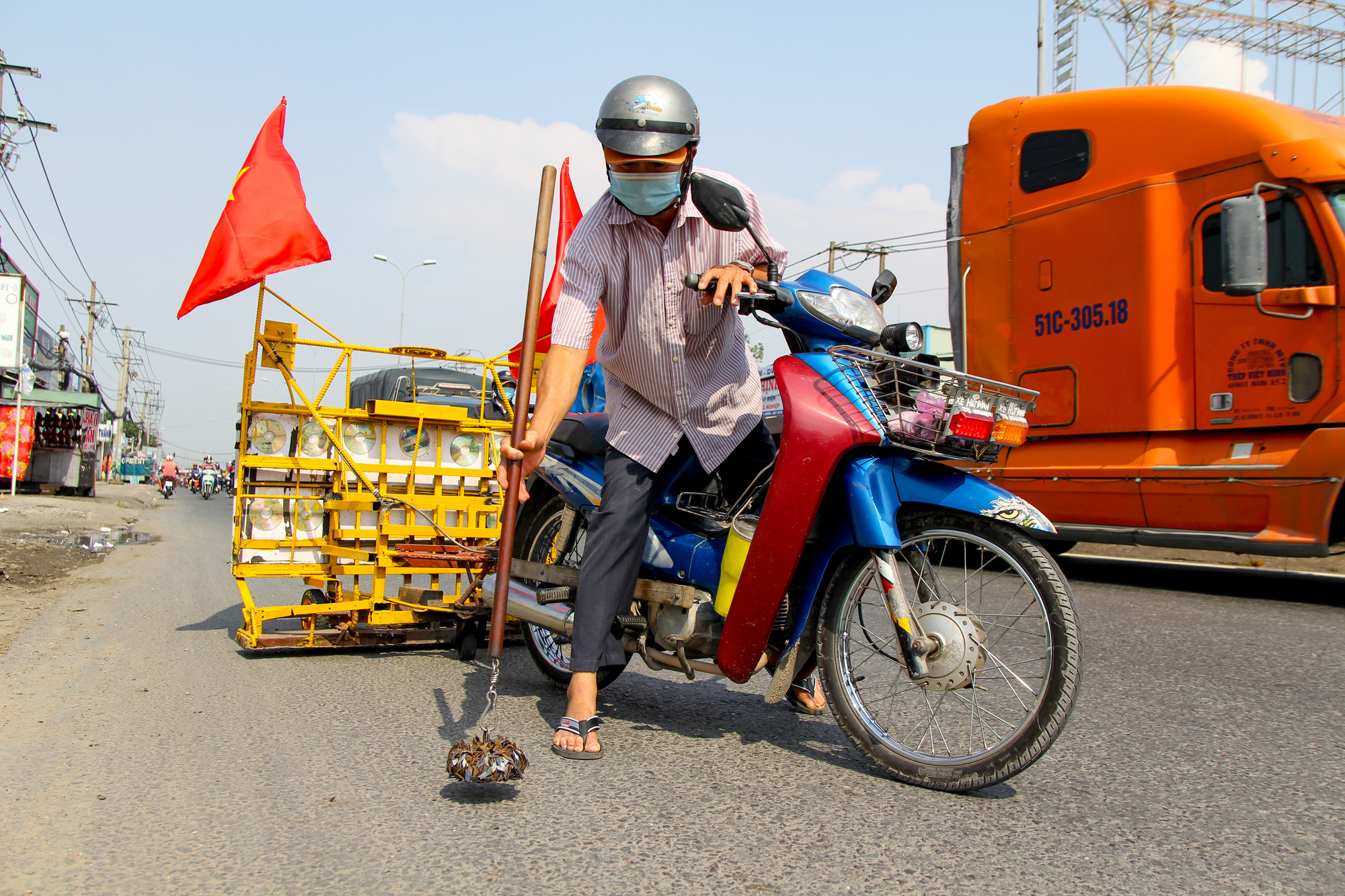 Người đàn ông lặng thầm ngày 29 Tết - Ảnh 1.