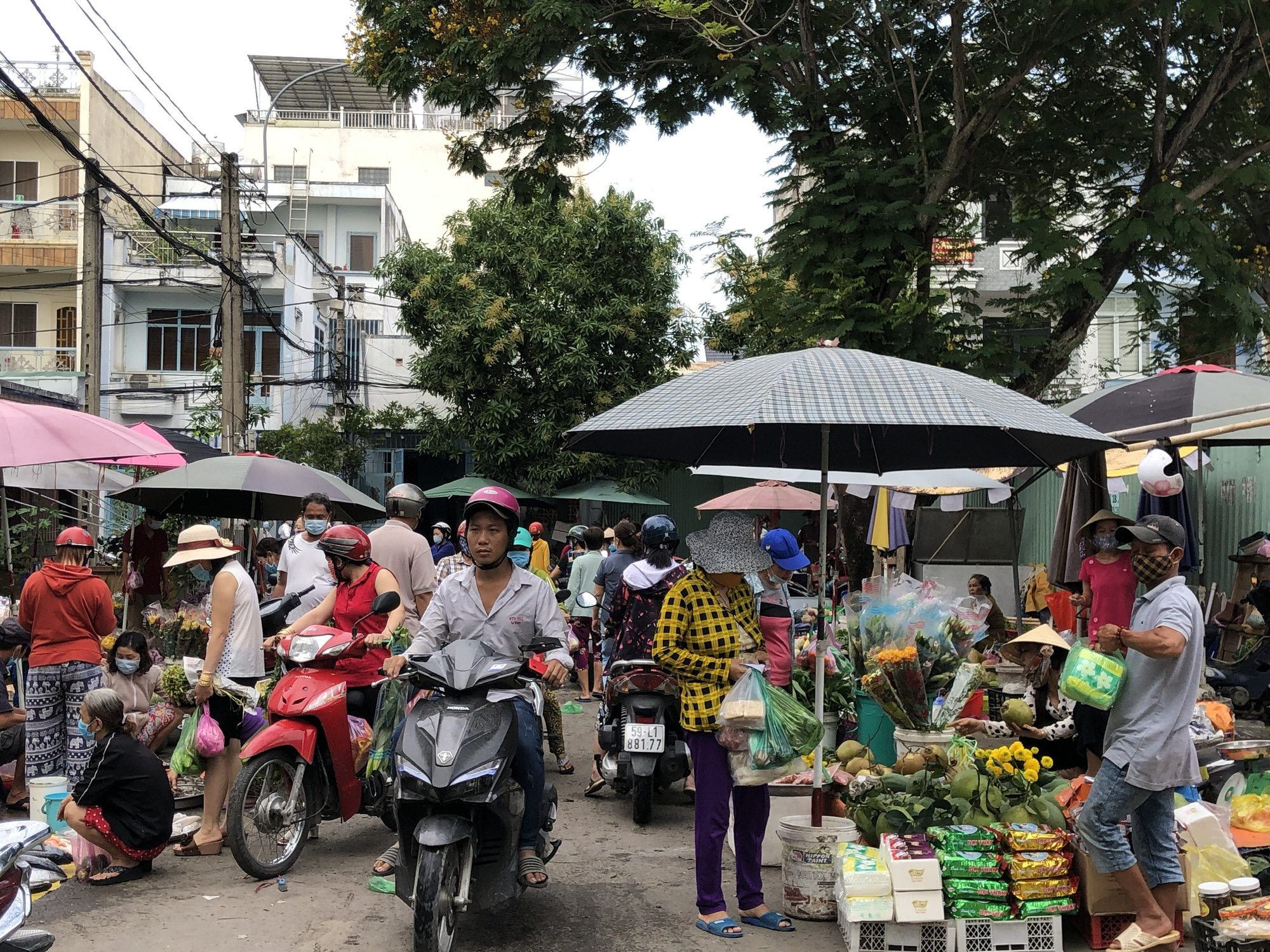 Đ&ecirc;m cuối c&ugrave;ng của năm Canh T&yacute;, n&ocirc;ng sản thực phẩm về chợ đầu mối TP HCM chỉ bằng 1/4 h&ocirc;m trước - Ảnh 1.