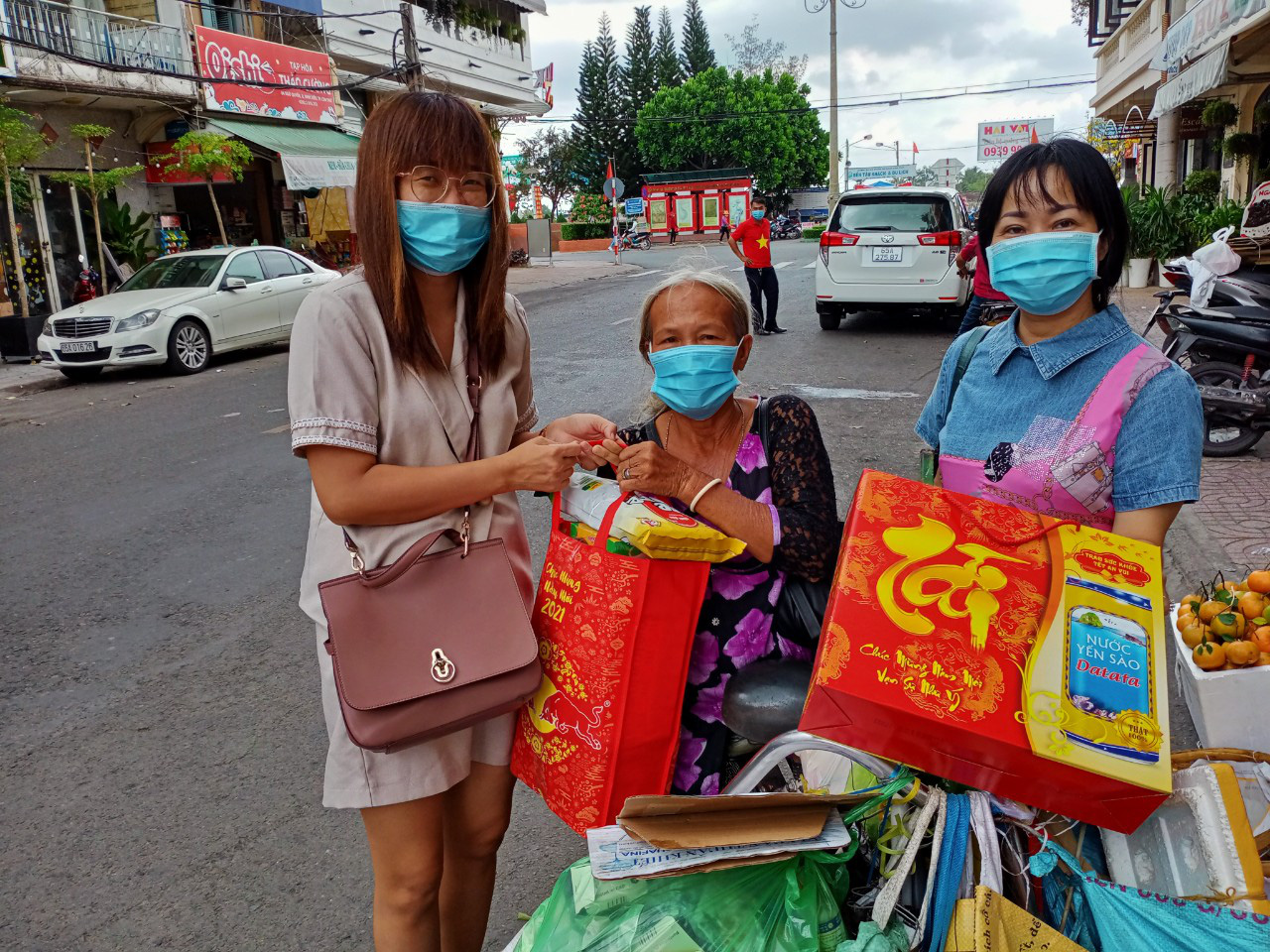 Tết ấm cho người v&ocirc; gia cư trao qu&agrave; cho người d&acirc;n tại Cần Thơ - Ảnh 4.