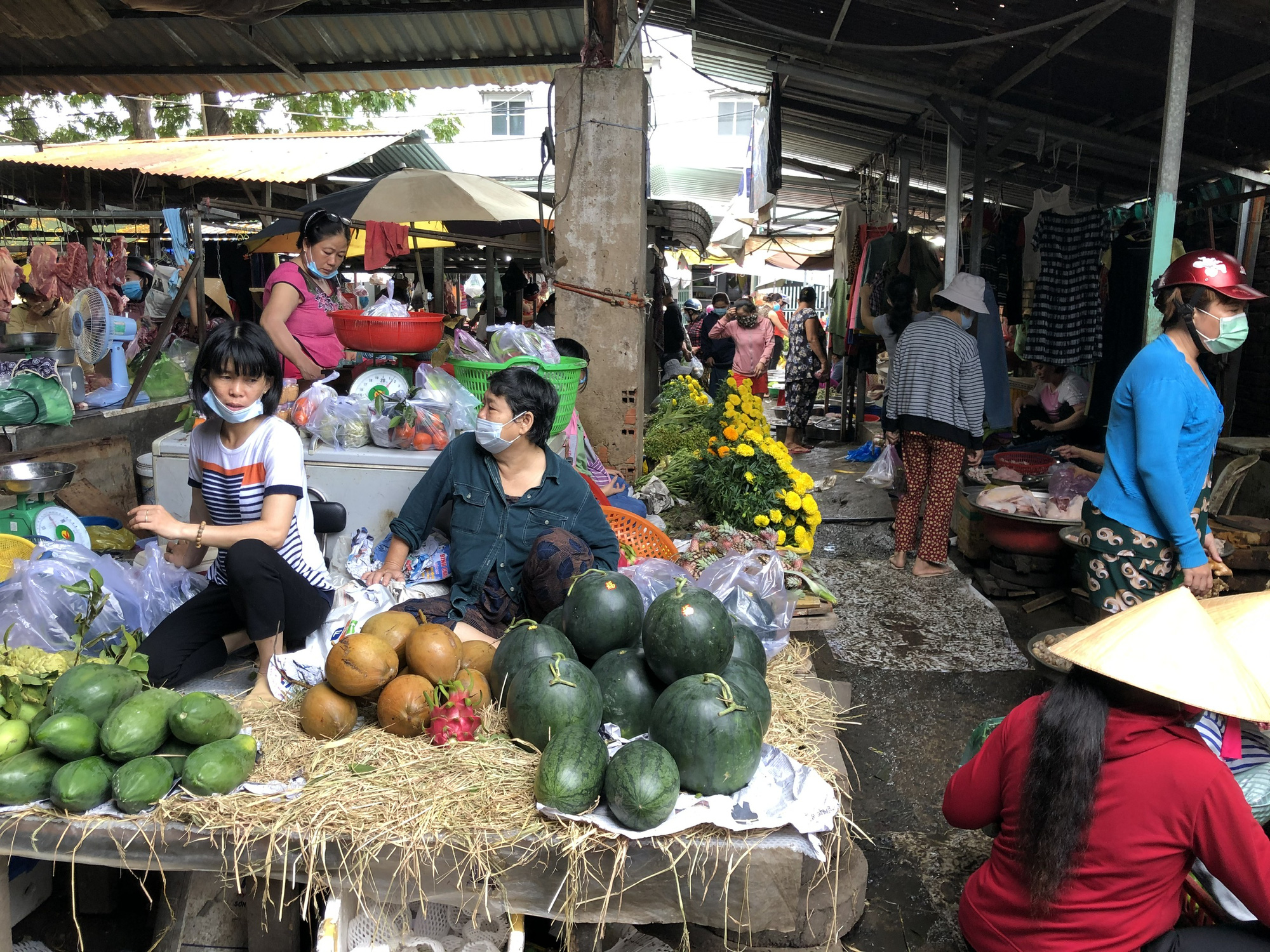 Ngày 29 Tết: Chợ, siêu thị đông bất ngờ, hàng tuyển giá rẻ bằng nửa Tết năm ngoái! - Ảnh 6.