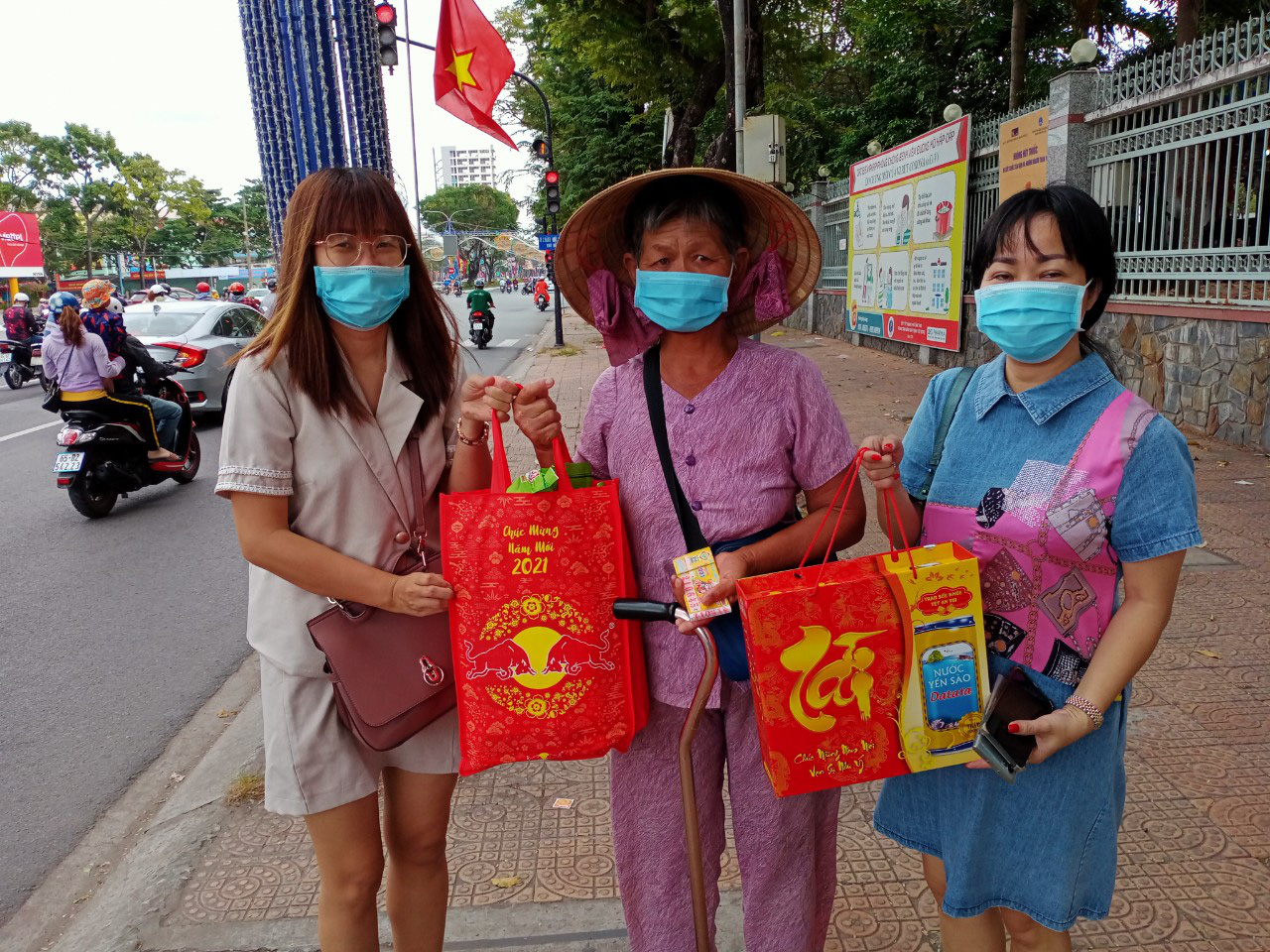 Tết ấm cho người v&ocirc; gia cư trao qu&agrave; cho người d&acirc;n tại Cần Thơ - Ảnh 5.