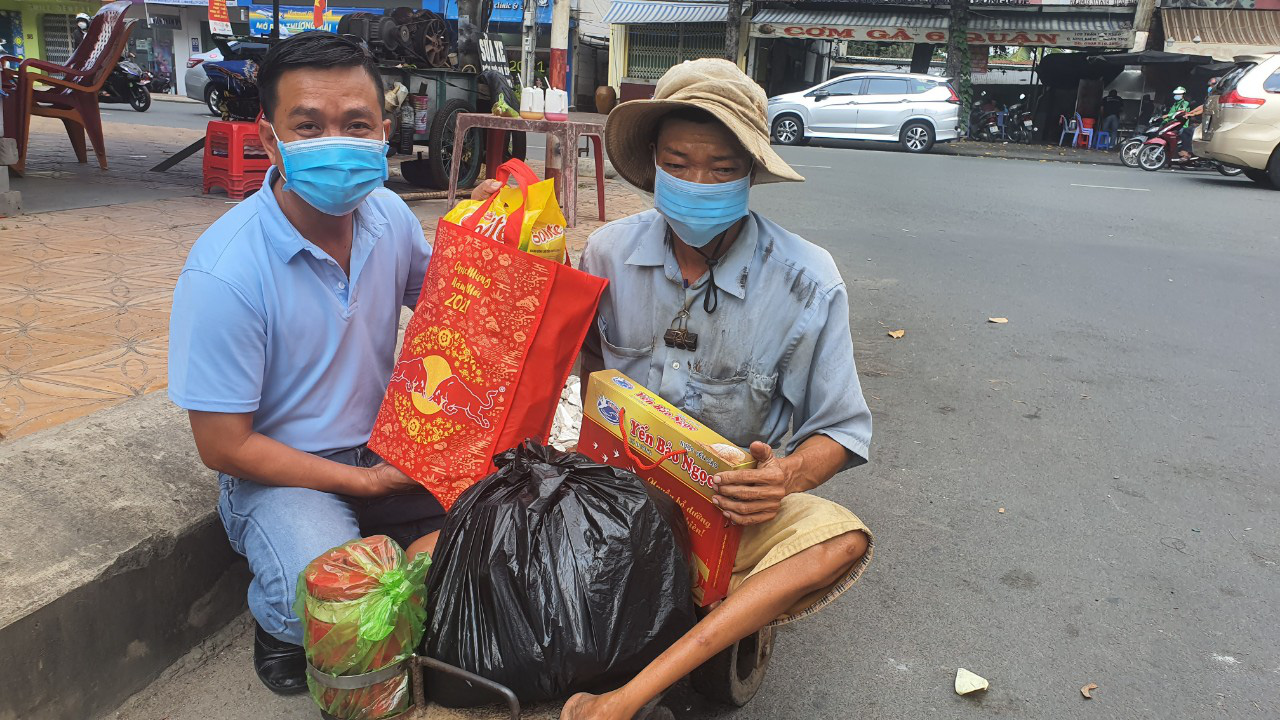 Tết ấm cho người v&ocirc; gia cư trao qu&agrave; cho người d&acirc;n tại Cần Thơ - Ảnh 6.