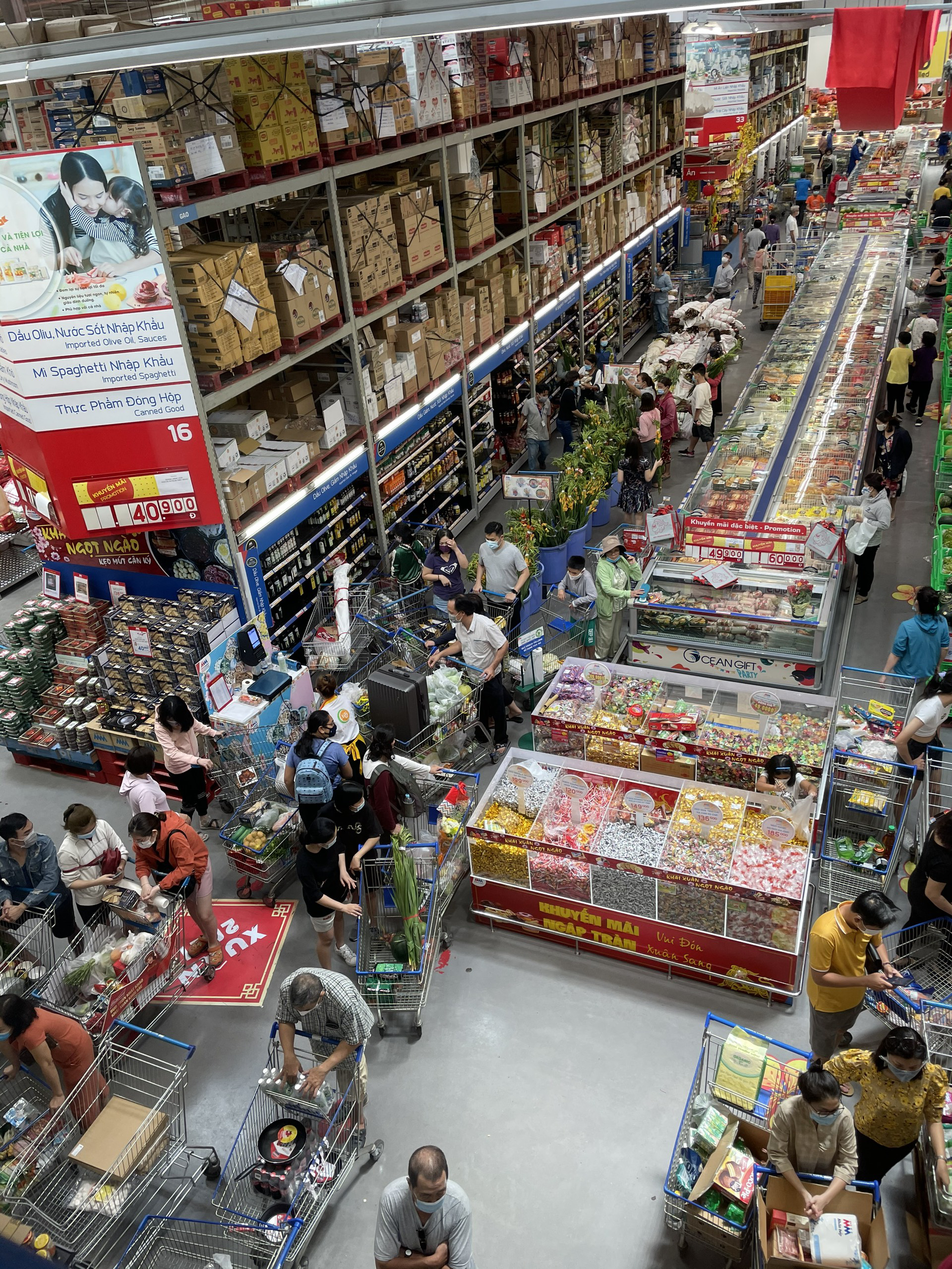 Ngày 29 Tết: Chợ, siêu thị đông bất ngờ, hàng tuyển giá rẻ bằng nửa Tết năm ngoái! - Ảnh 1.