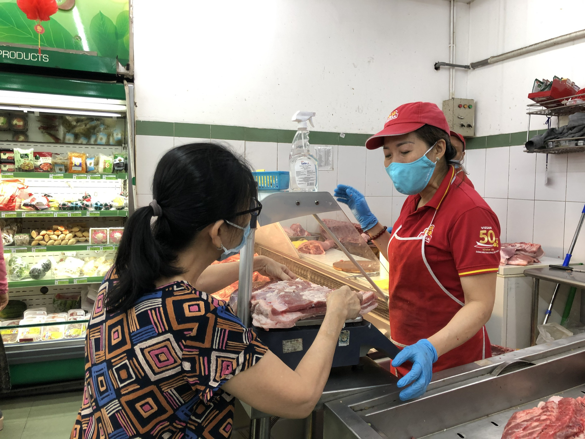 M&ugrave;ng 5 Tết, người d&acirc;n TP HCM mua trữ h&agrave;ng h&oacute;a, gi&aacute; thịt heo đ&atilde; giảm - Ảnh 1.