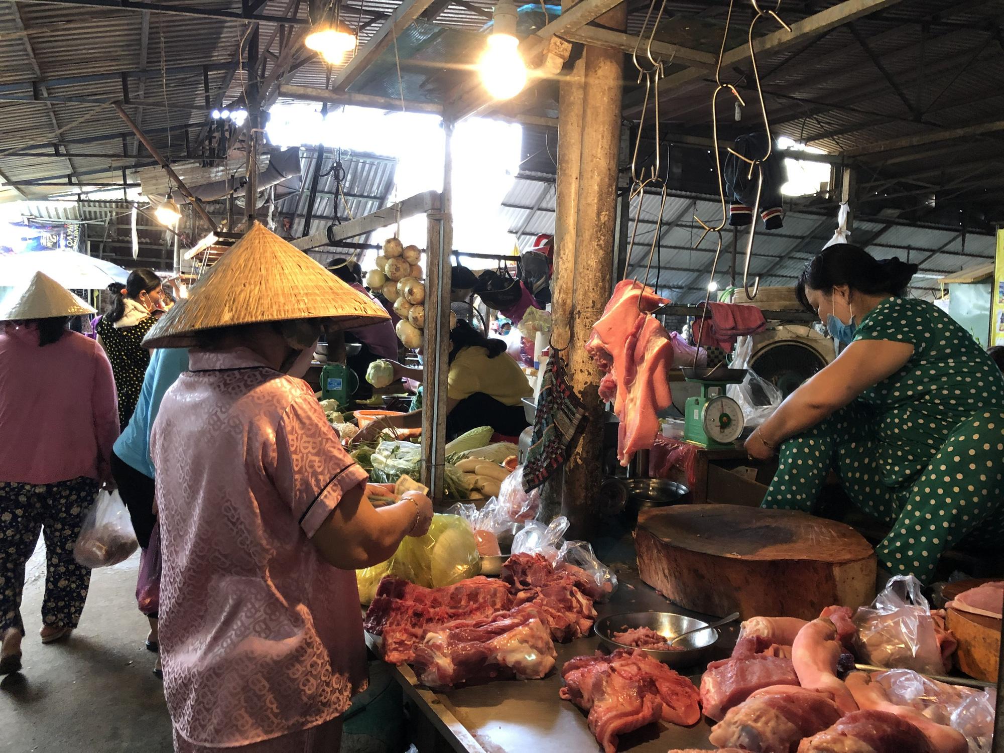 Ngày 29 Tết: Chợ, siêu thị đông bất ngờ, hàng tuyển giá rẻ bằng nửa Tết năm ngoái! - Ảnh 8.
