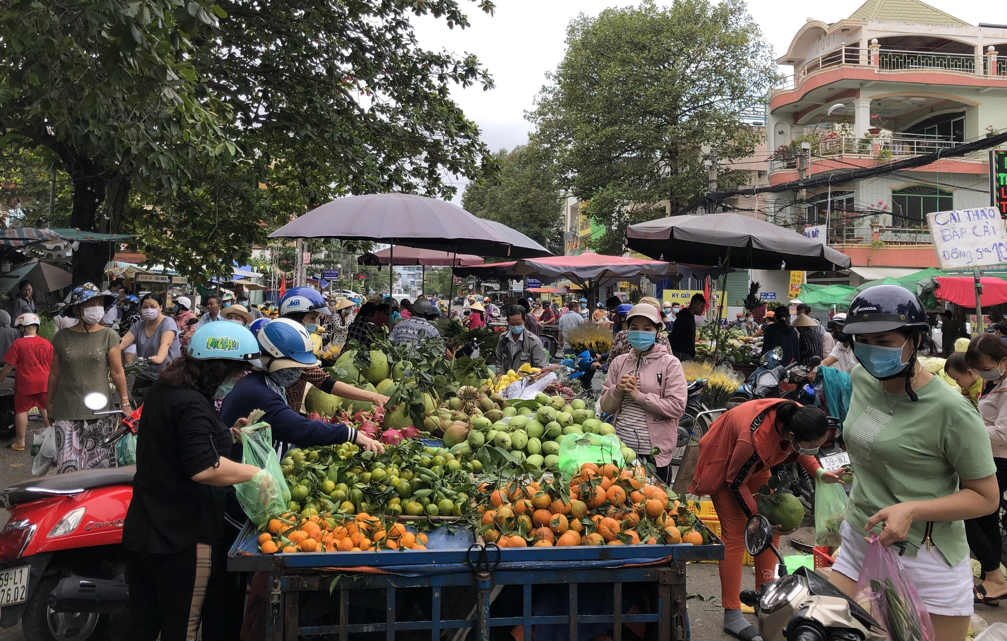 Ngày 29 Tết: Chợ, siêu thị đông bất ngờ, hàng tuyển giá rẻ bằng nửa Tết năm ngoái! - Ảnh 4.