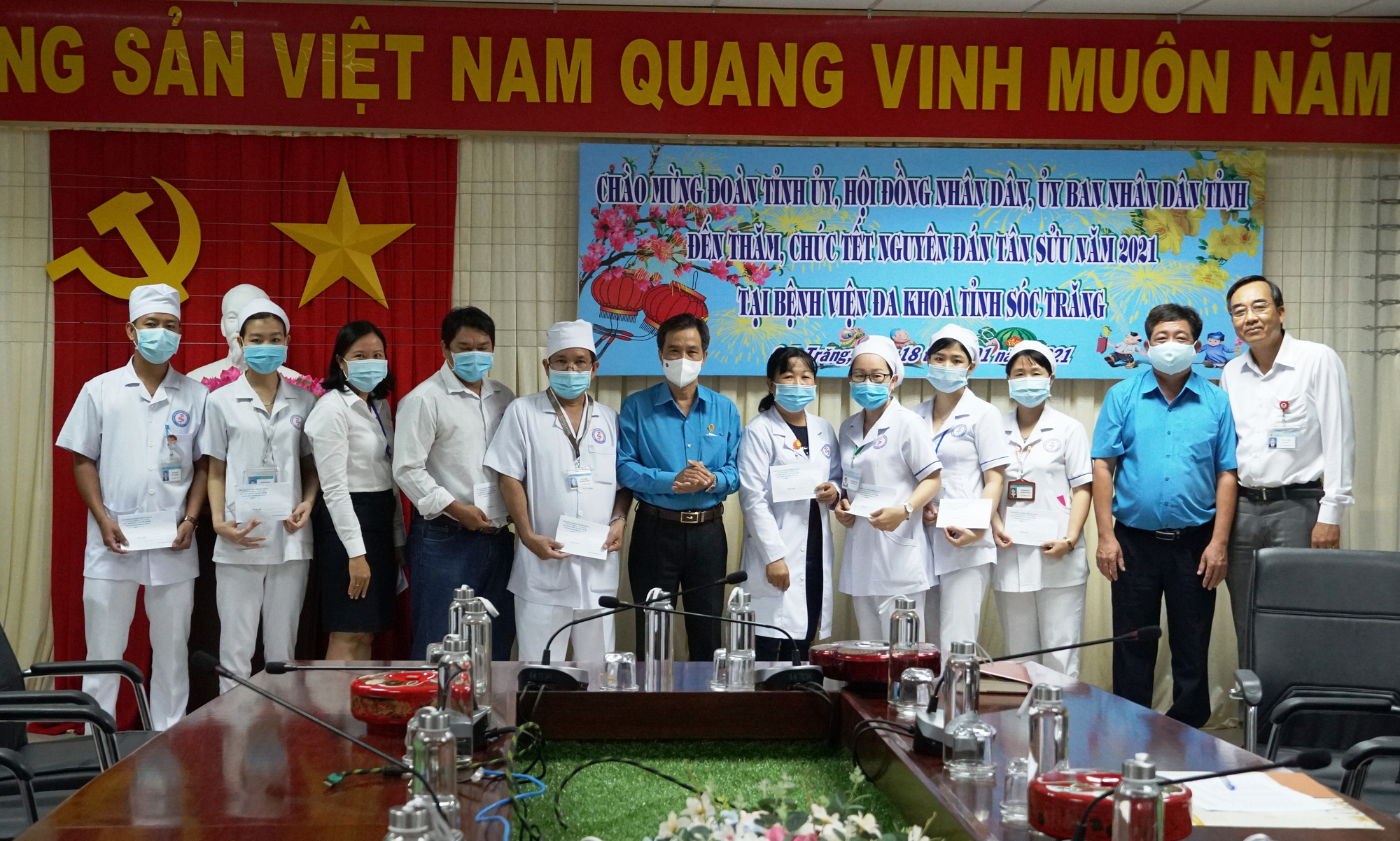 S&oacute;c Trăng: Tặng qu&agrave; y, b&aacute;c sĩ v&agrave; đo&agrave;n vi&ecirc;n mắc bệnh hiểm ngh&egrave;o - Ảnh 1.