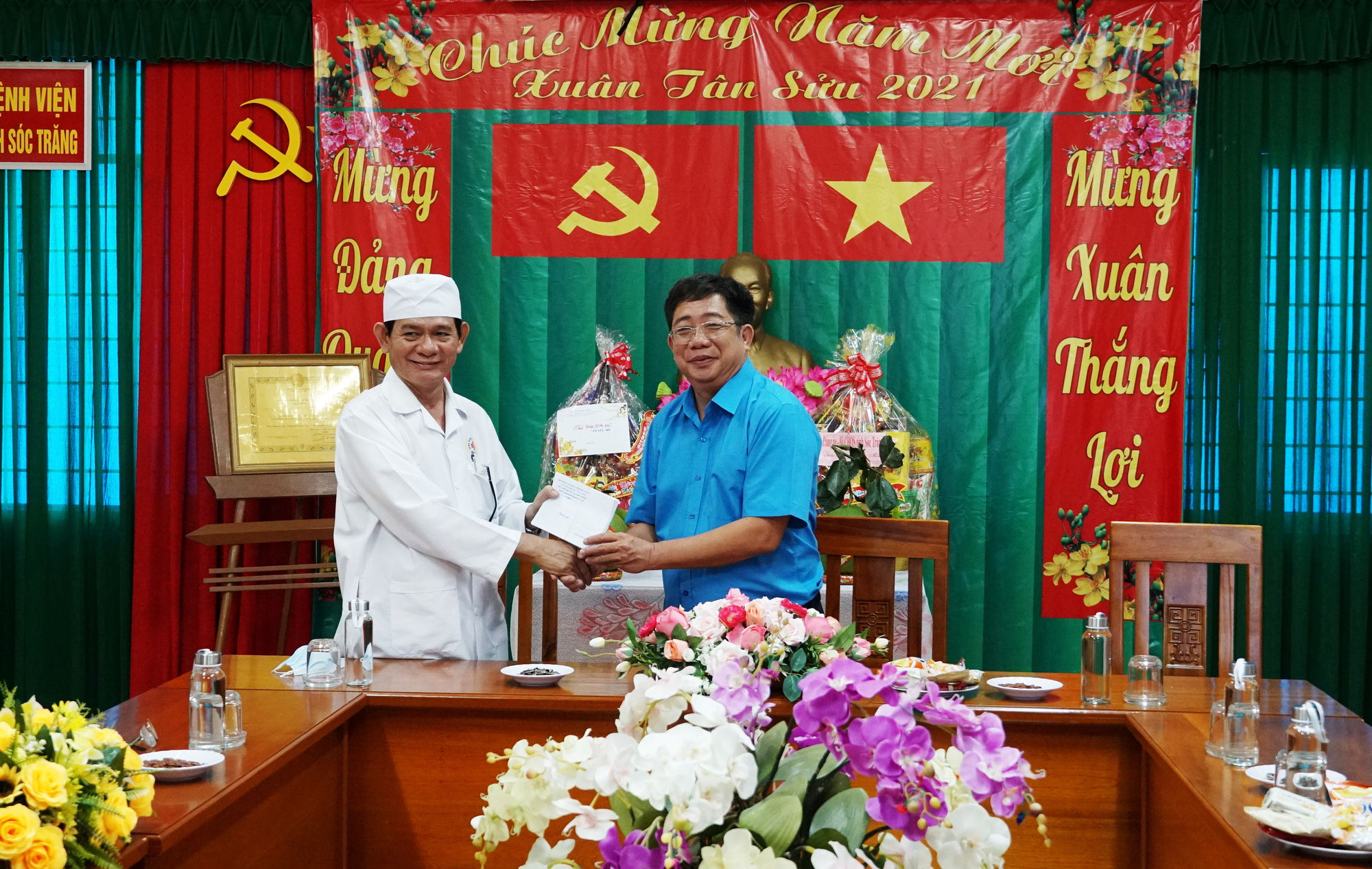 S&oacute;c Trăng: Tặng qu&agrave; y, b&aacute;c sĩ v&agrave; đo&agrave;n vi&ecirc;n mắc bệnh hiểm ngh&egrave;o - Ảnh 2.