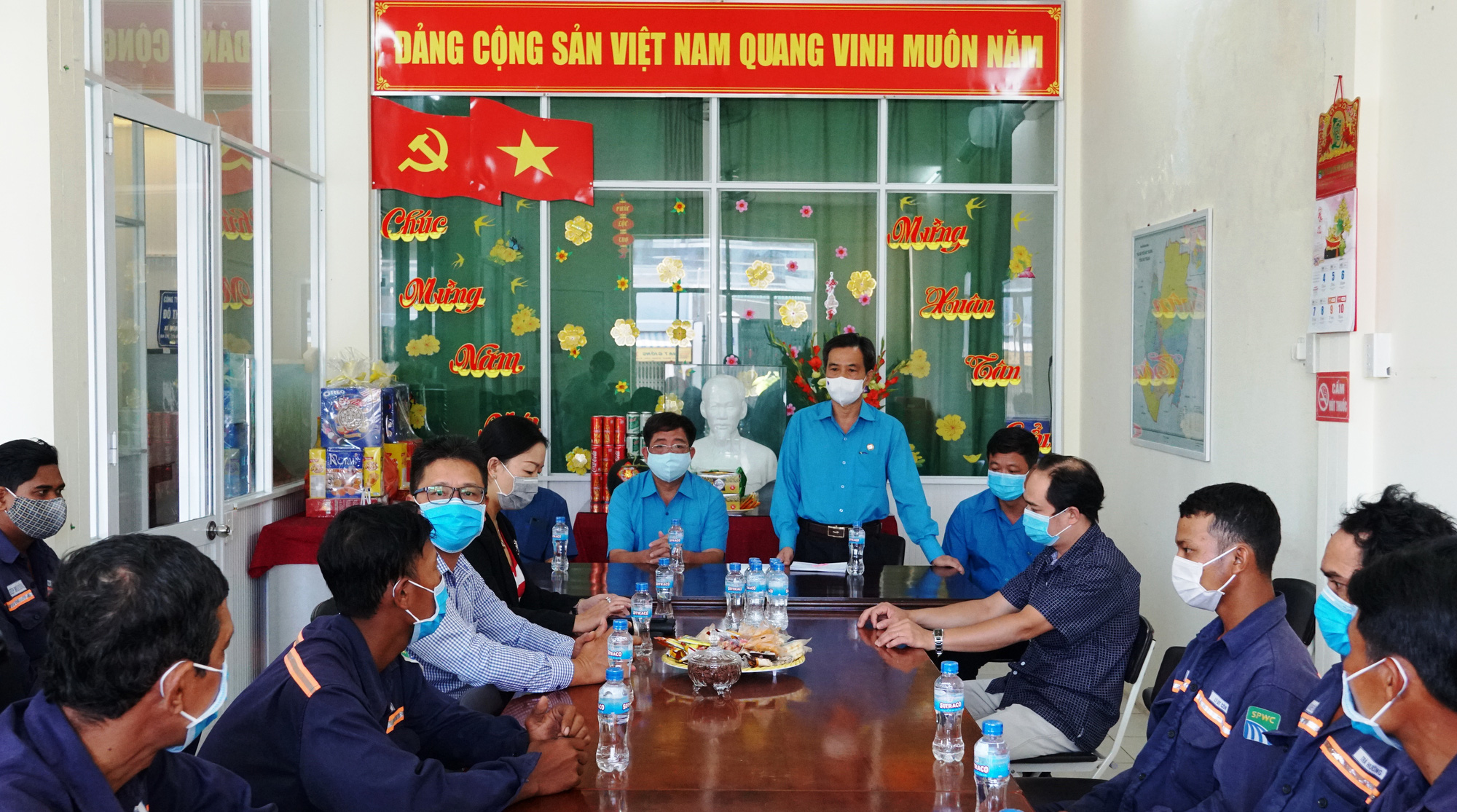 S&oacute;c Trăng: Tặng qu&agrave; y, b&aacute;c sĩ v&agrave; đo&agrave;n vi&ecirc;n mắc bệnh hiểm ngh&egrave;o - Ảnh 3.
