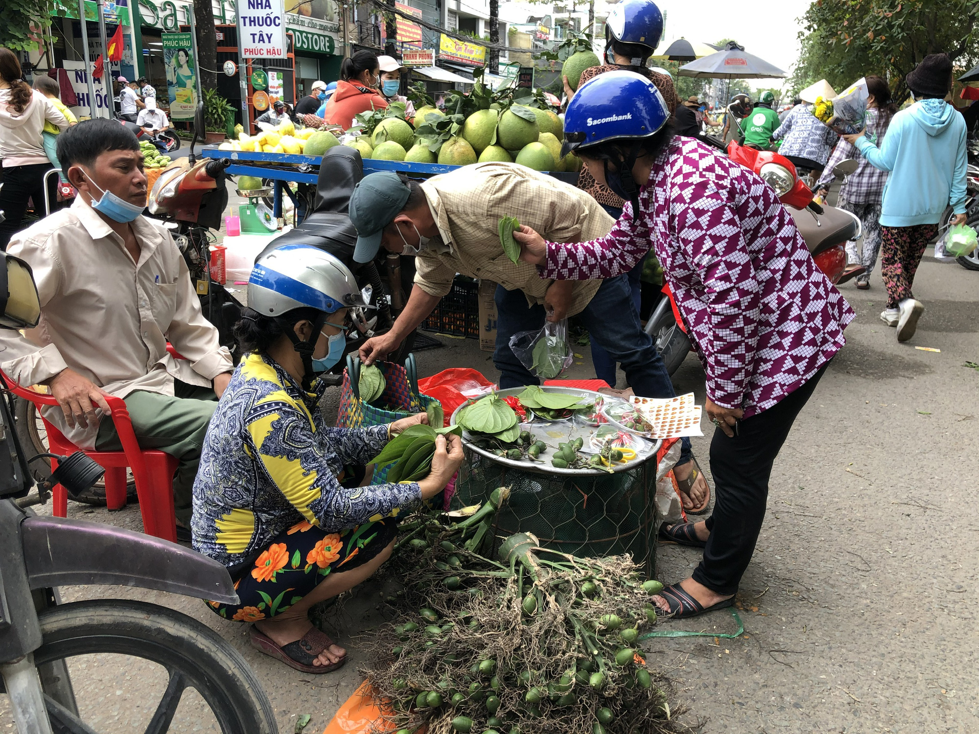 Ngày 29 Tết: Chợ, siêu thị đông bất ngờ, hàng tuyển giá rẻ bằng nửa Tết năm ngoái! - Ảnh 7.