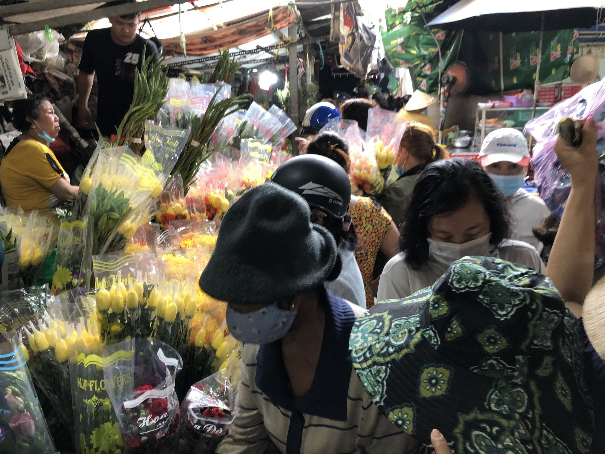 Ngày 29 Tết: Chợ, siêu thị đông bất ngờ, hàng tuyển giá rẻ bằng nửa Tết năm ngoái! - Ảnh 3.