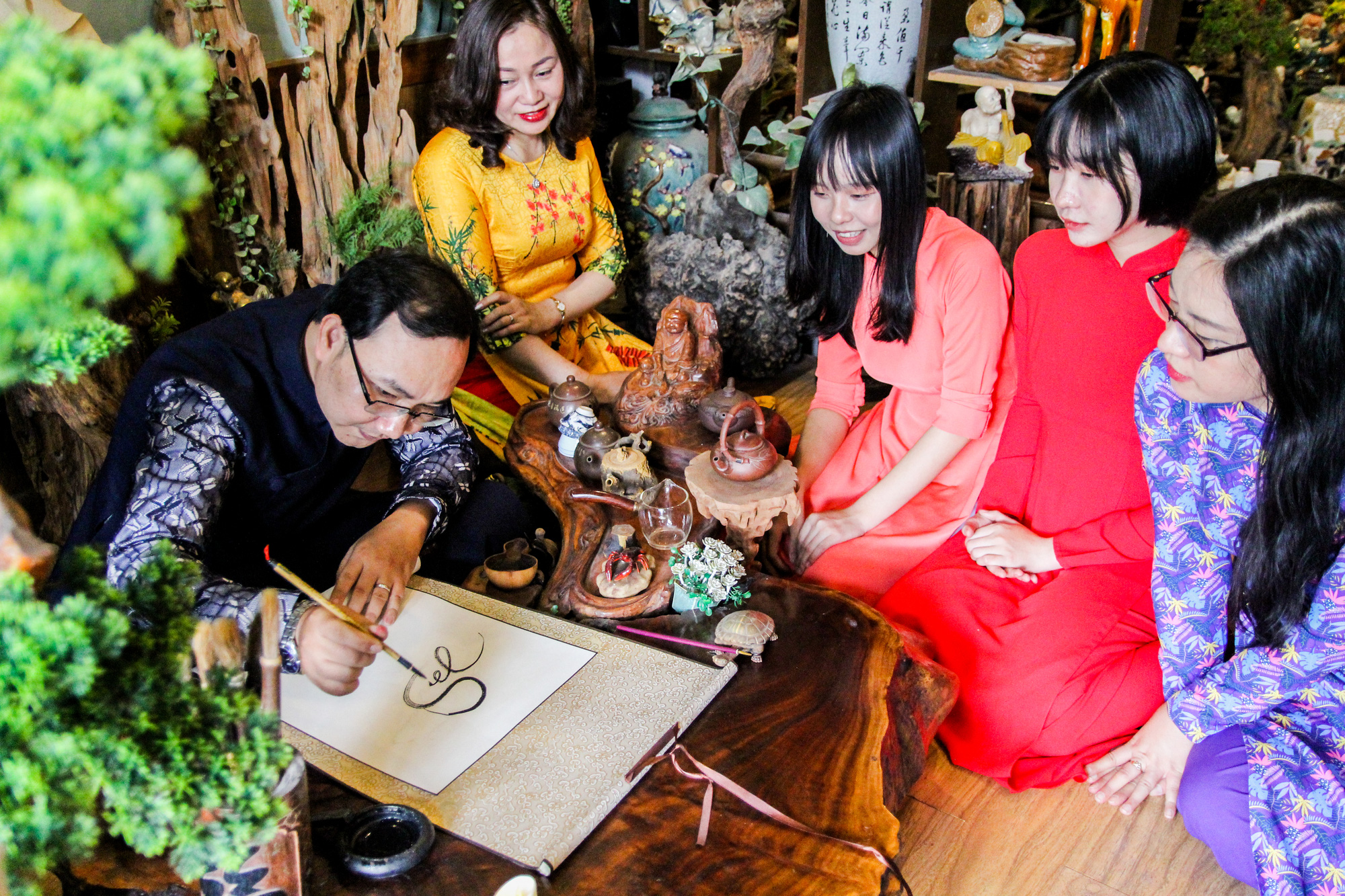 [eMagazine] Vũ điệu của chữ tại Trà quán Ông Đồ