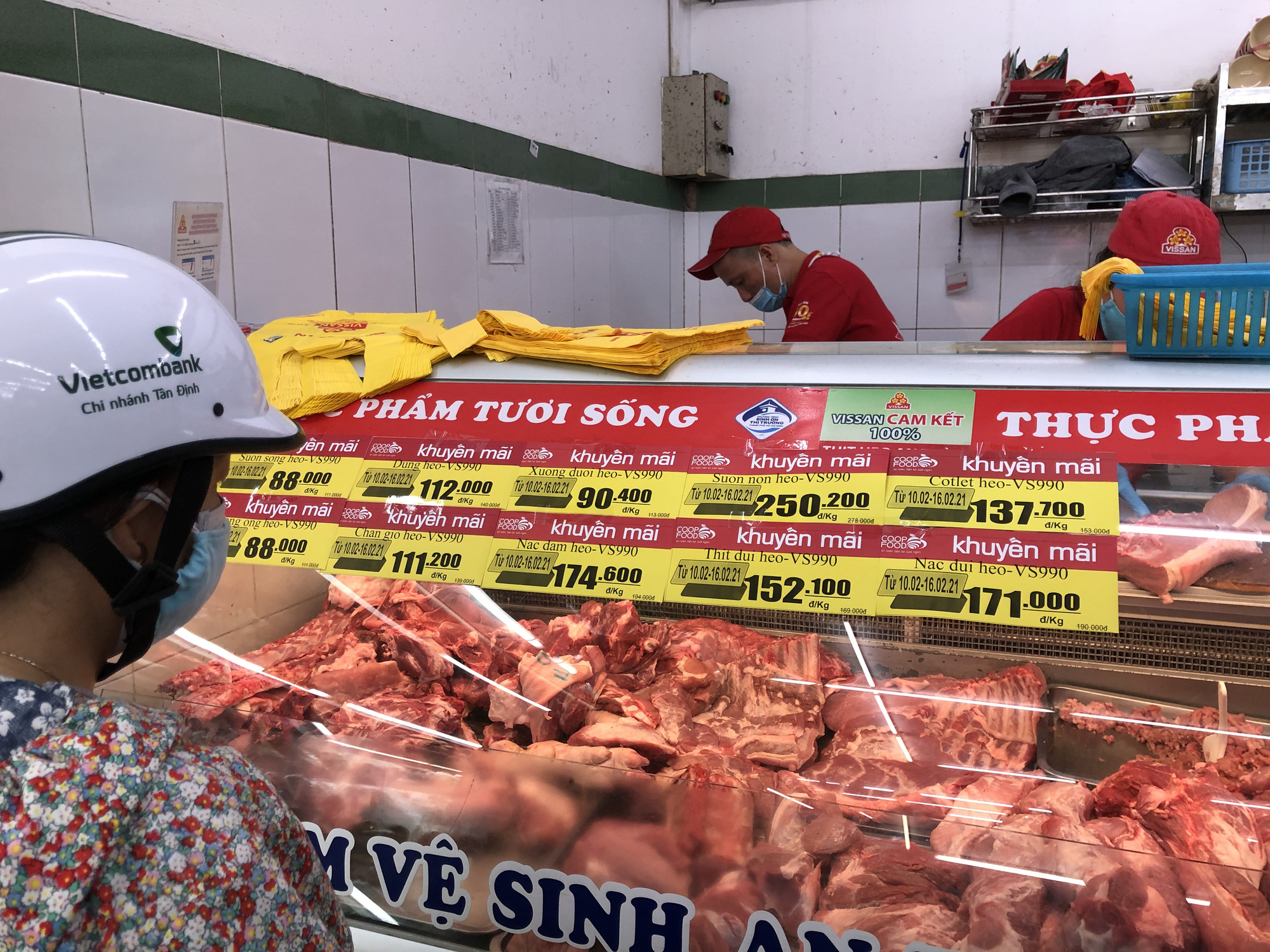Ngày 29 Tết: Chợ, siêu thị đông bất ngờ, hàng tuyển giá rẻ bằng nửa Tết năm ngoái! - Ảnh 2.