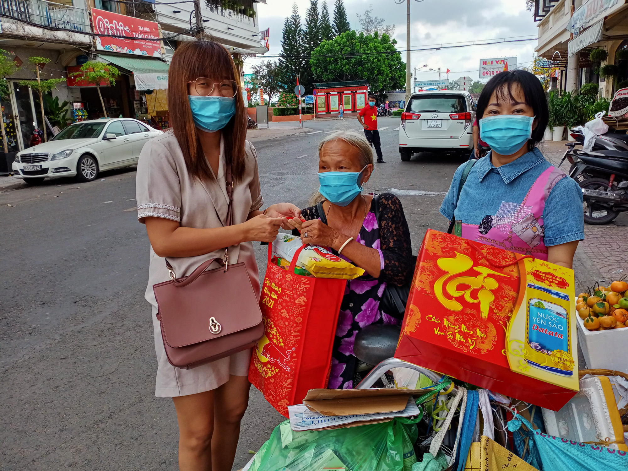Tết ấm cho người v&ocirc; gia cư trao qu&agrave; cho người d&acirc;n tại Cần Thơ - Ảnh 11.