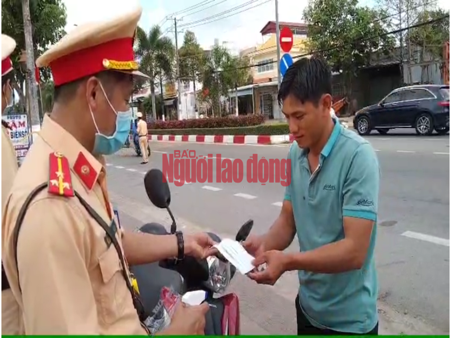CLIP: Bạc Li&ecirc;u ph&aacute;t khẩu trang, C&agrave; Mau siết chặt cửa ng&otilde; ra v&agrave;o tỉnh - Ảnh 4.
