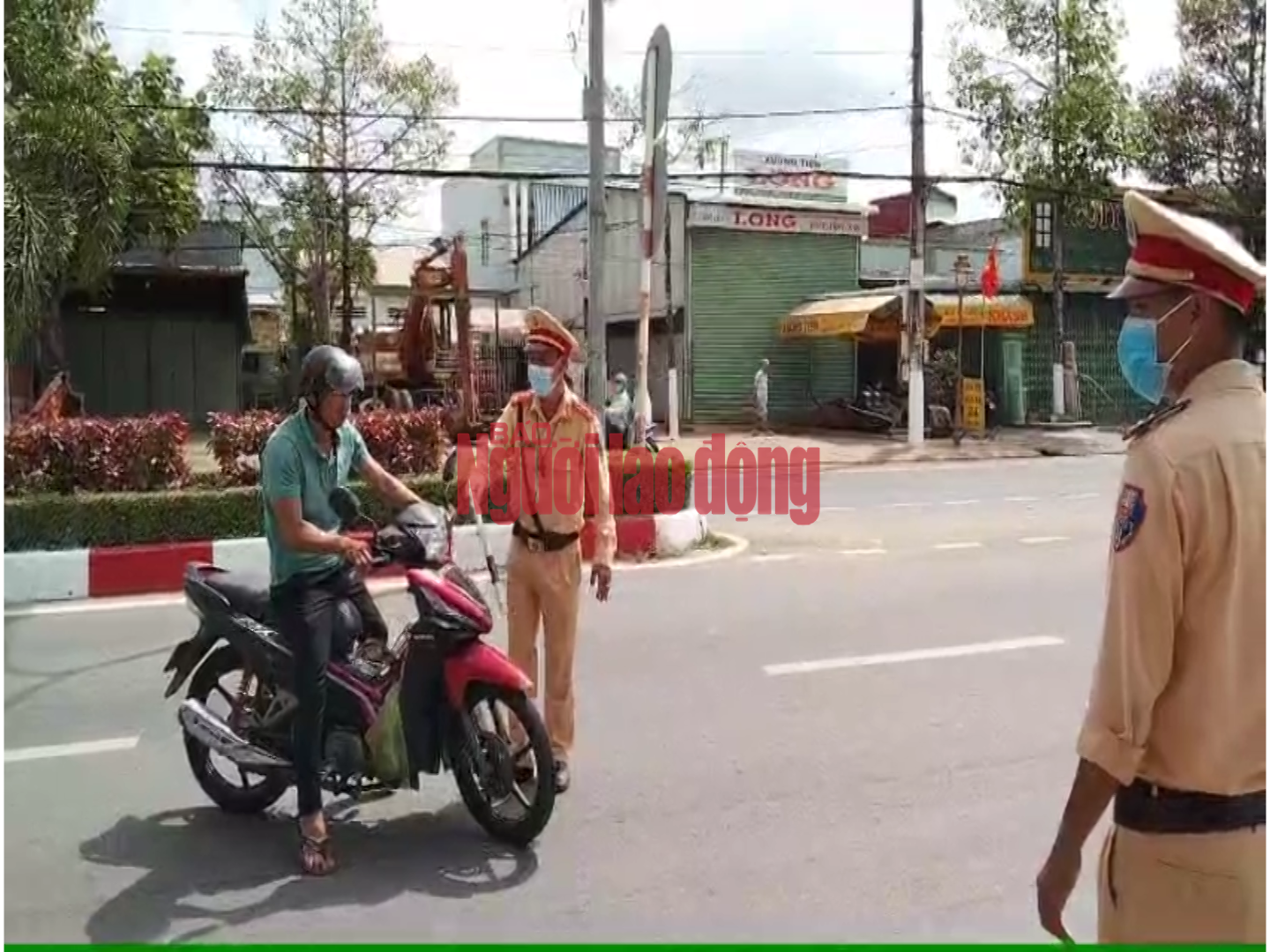 CLIP: Bạc Li&ecirc;u ph&aacute;t khẩu trang, C&agrave; Mau siết chặt cửa ng&otilde; ra v&agrave;o tỉnh - Ảnh 5.