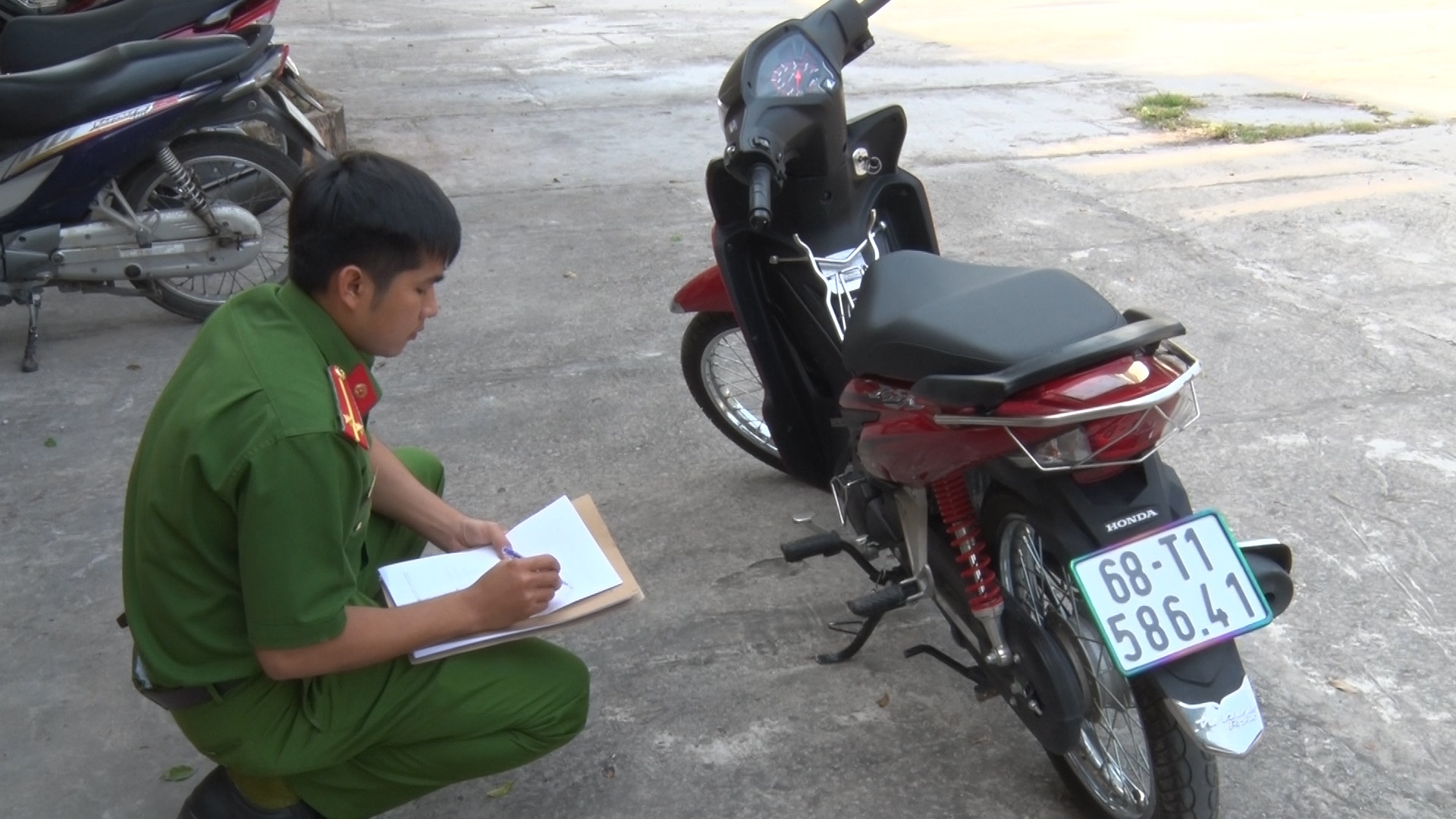 CLIP: Vừa ra tù, rủ người “cùng cảnh ngộ” đi trộm kiếm tiền xài Tết - Ảnh 4.