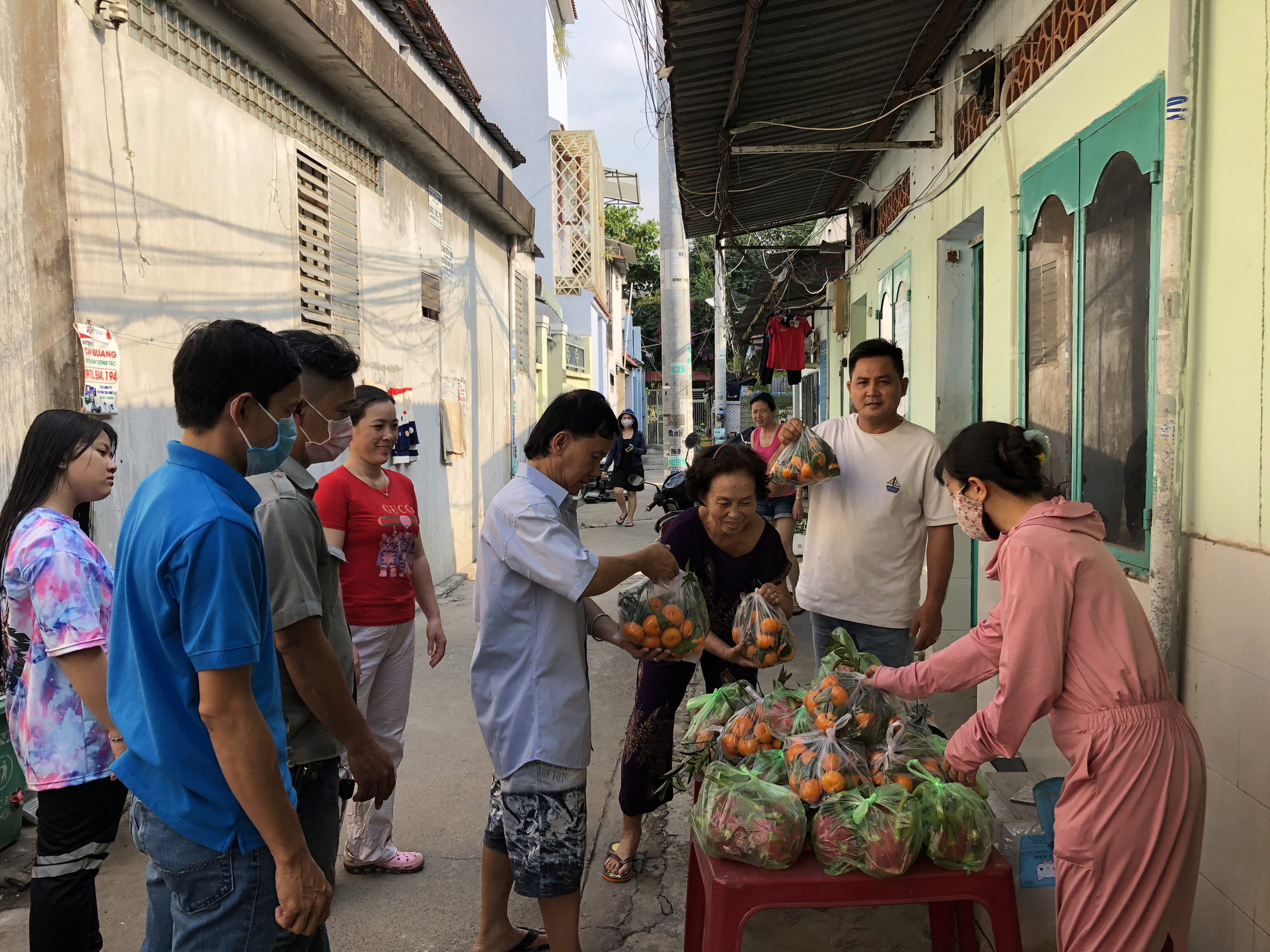 Ấm l&ograve;ng xe tr&aacute;i c&acirc;y tặng cho c&ocirc;ng nh&acirc;n ở trọ - Ảnh 3.